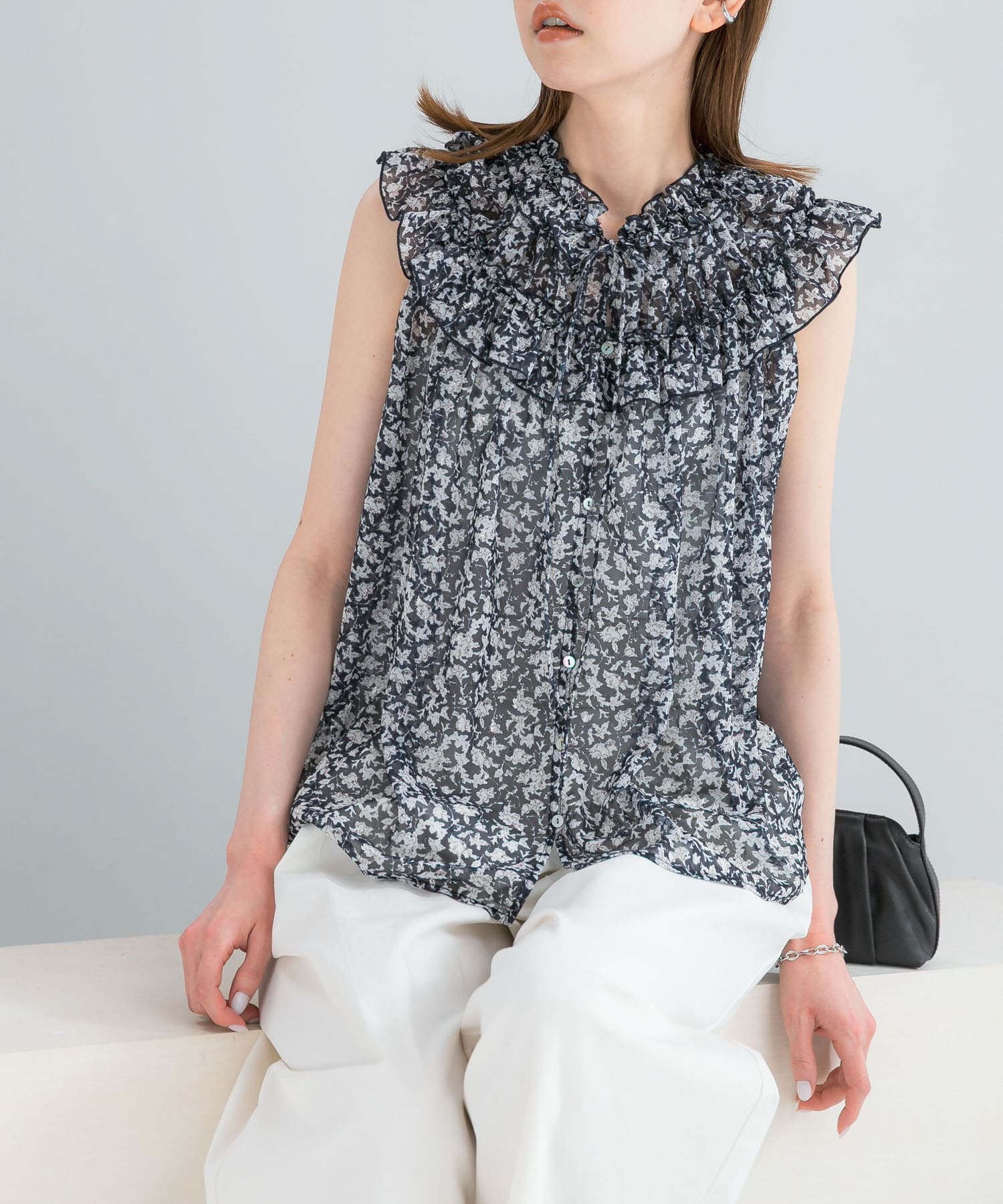 お花見シーズンに！春らしさ満点の「主役級ブラウス」