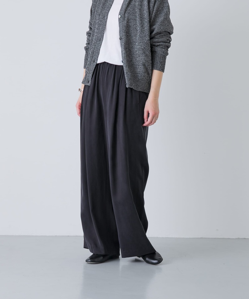 大人の装いに上質さを添える キュプラ仕立てのイージーパンツ