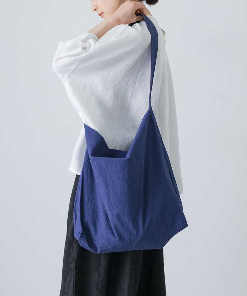 差し色にもぴったり コットン仕立てのショルダーバッグ