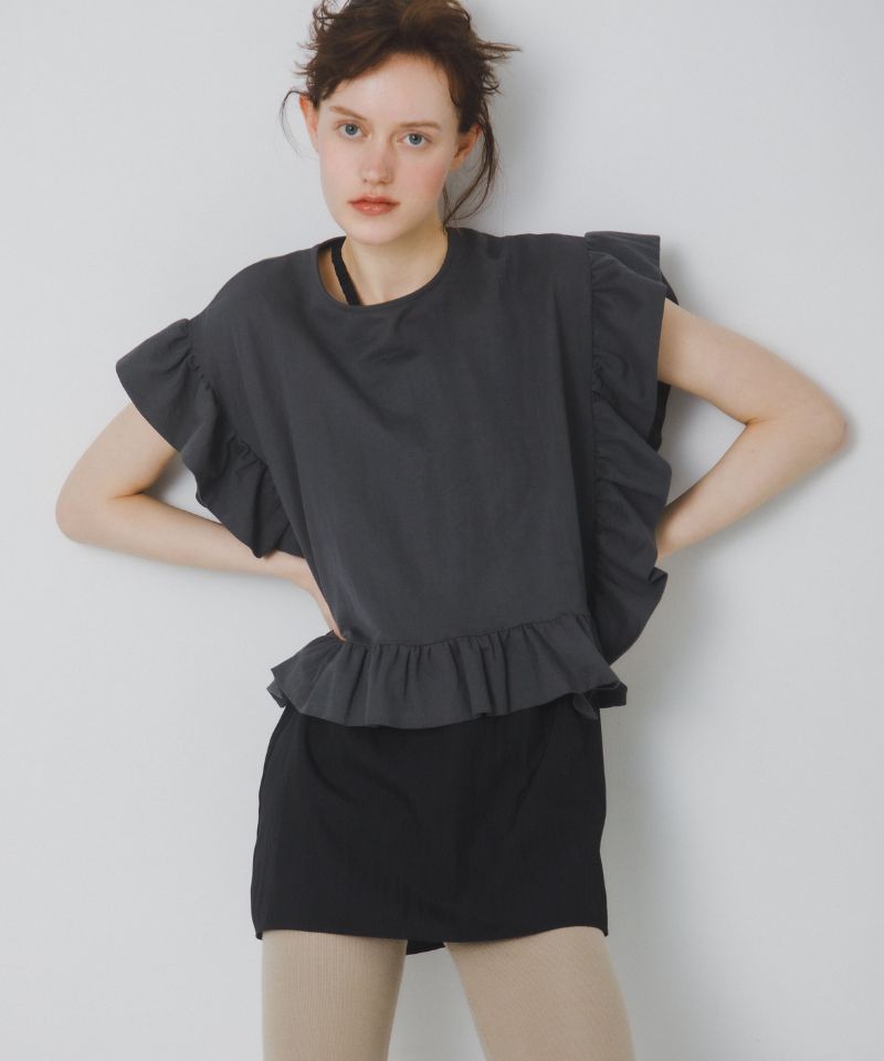 この夏1枚は持っておきたい、大胆なフリル使いが大人可愛いＴシャツ