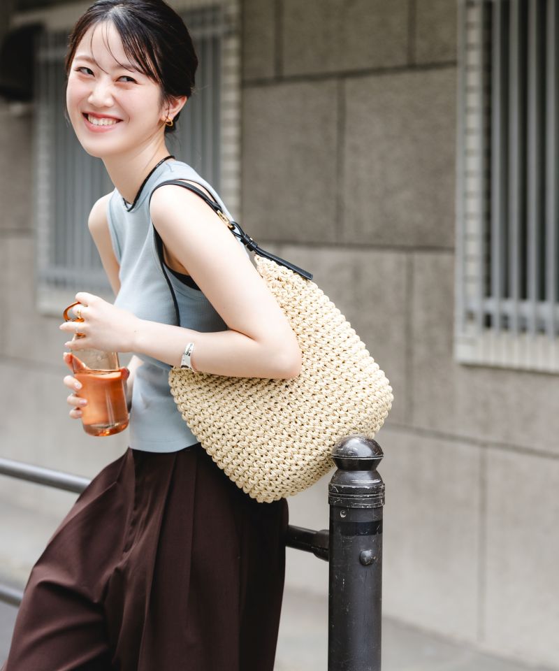 【週末のお出かけに】夏の装いを涼やかに彩る、軽快な雑材トート
