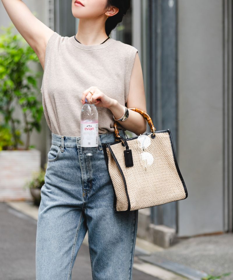 バンブーハンドルがアクセント。デイリーに寄り添うスクエアトート