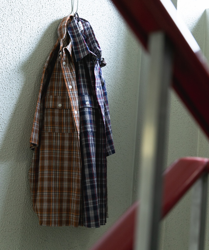 軽やかな柄が映える、春夏に着やすい半袖シャツ
