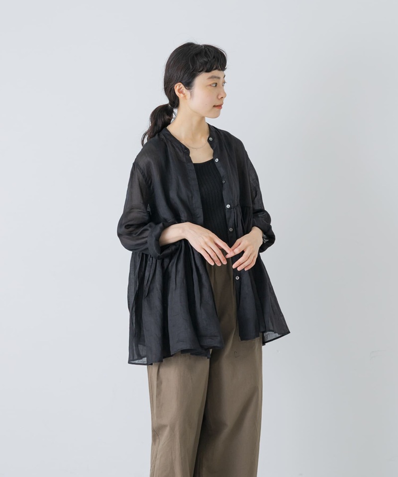 シアー素材×長袖が上品な 大人の涼しげブラウス