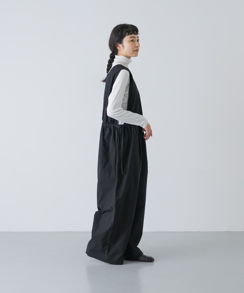 こだわりの生地で仕立てた 大人コーデに寄り添うサロペット