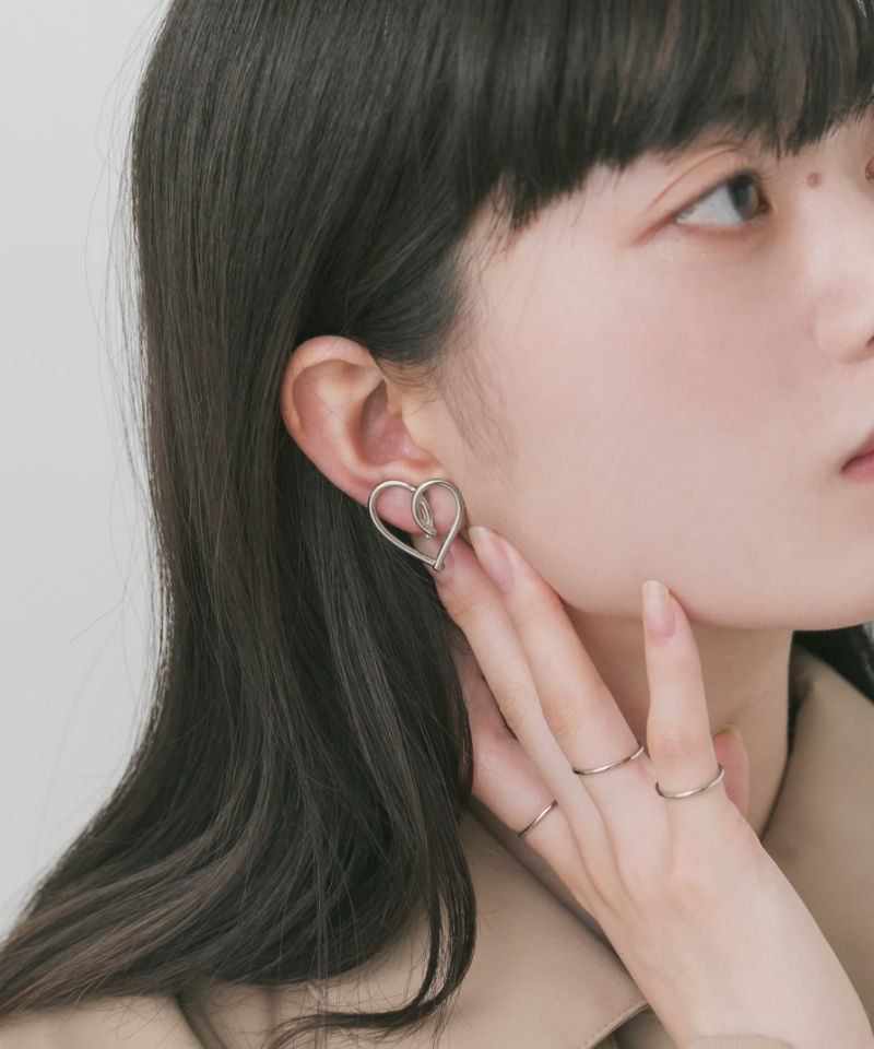 いつものコーデにほんのり甘さを。遊び心を添えるハートアクセサリー