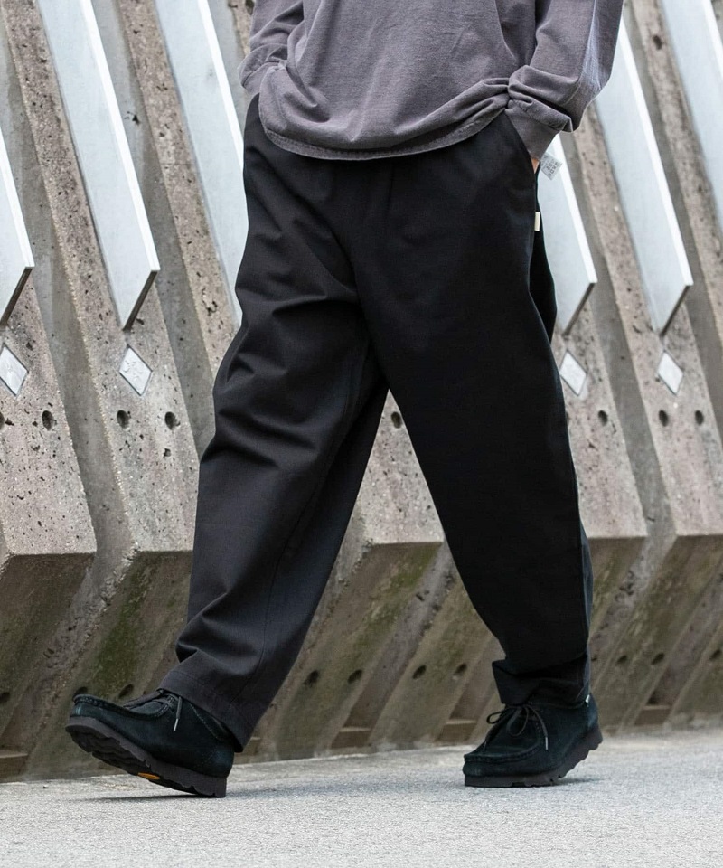 リラックス感ときちんと感を両立した、大人のワイドチノパンツ