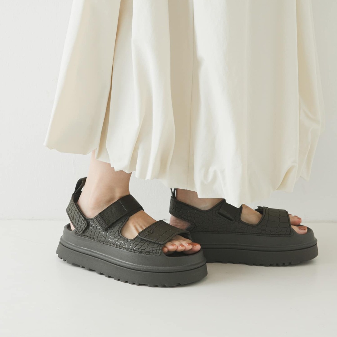 足元から夏を取り入れるサンダル