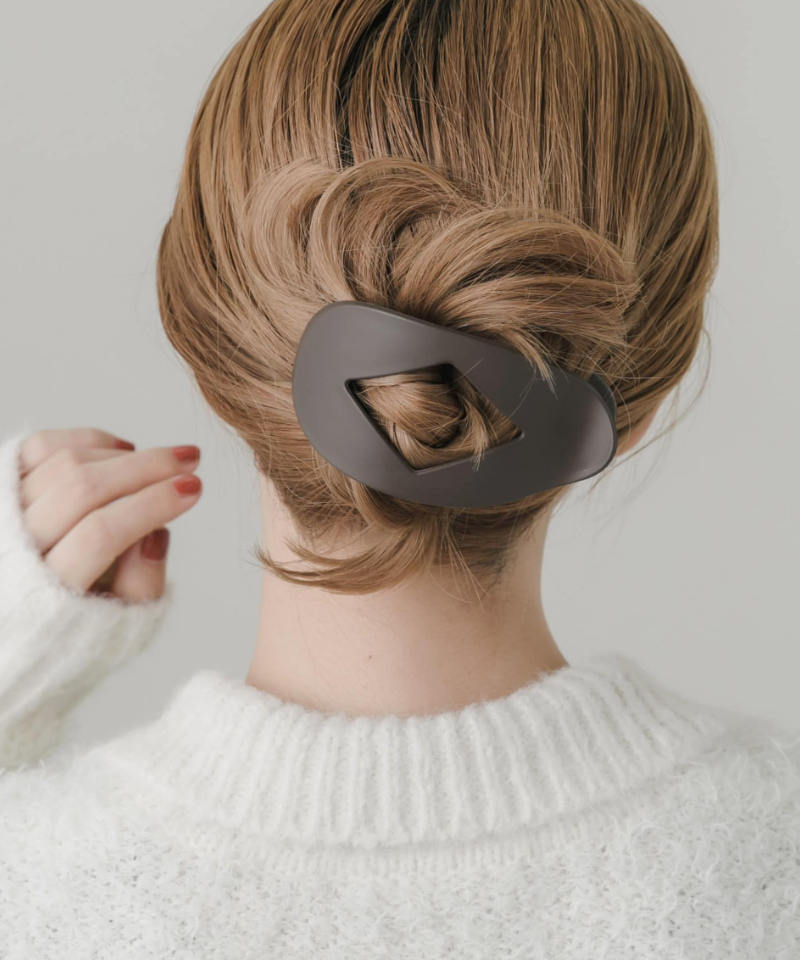 輝きを抑えた上品さ。マット素材のアクセサリーで大人可愛く