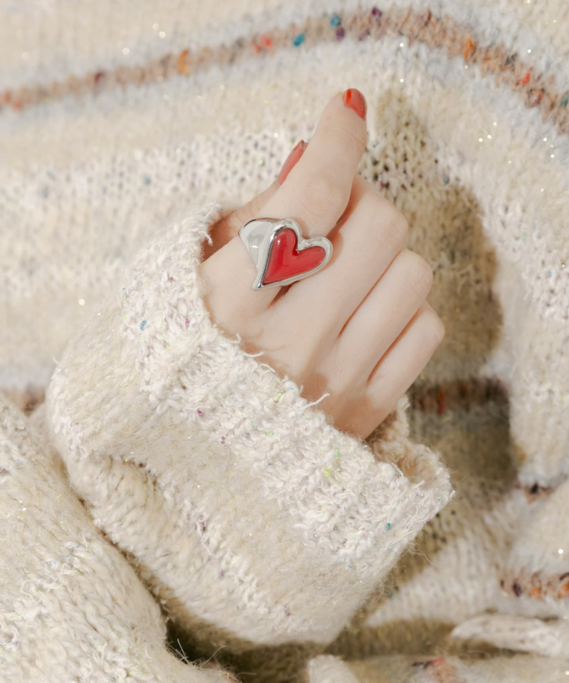 ニットの袖口からチラリ。冬の装いを彩る指先アクセサリー