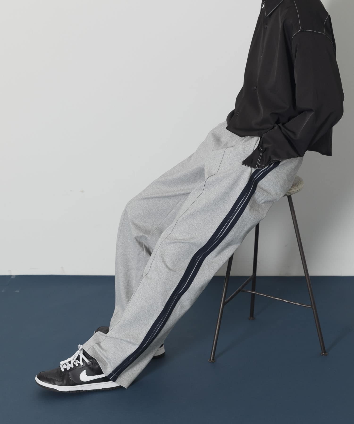 GRAY
