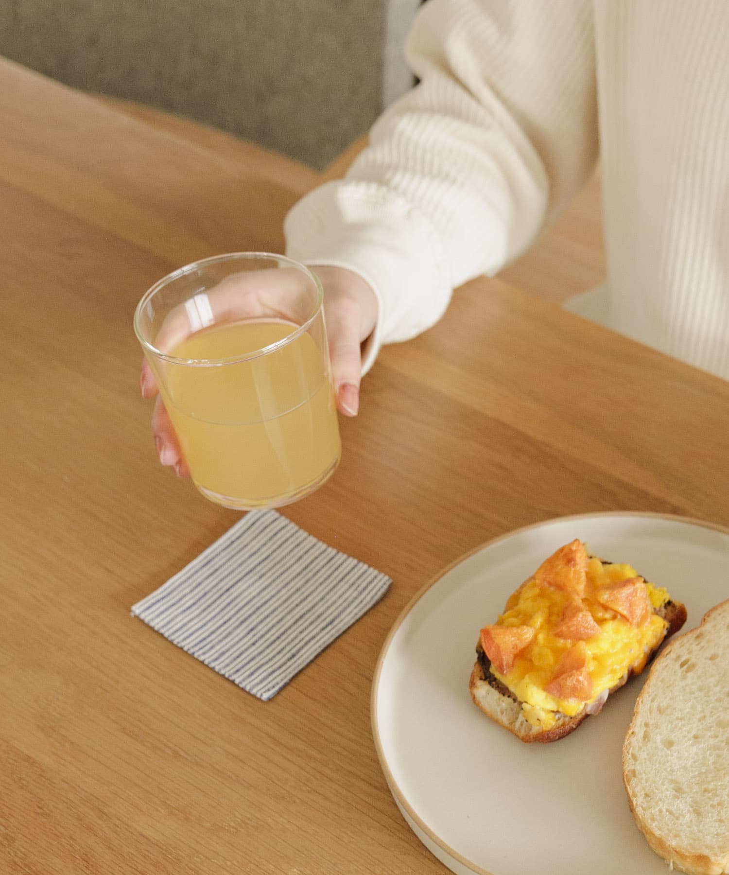 女性の手にもすっぽり収まります