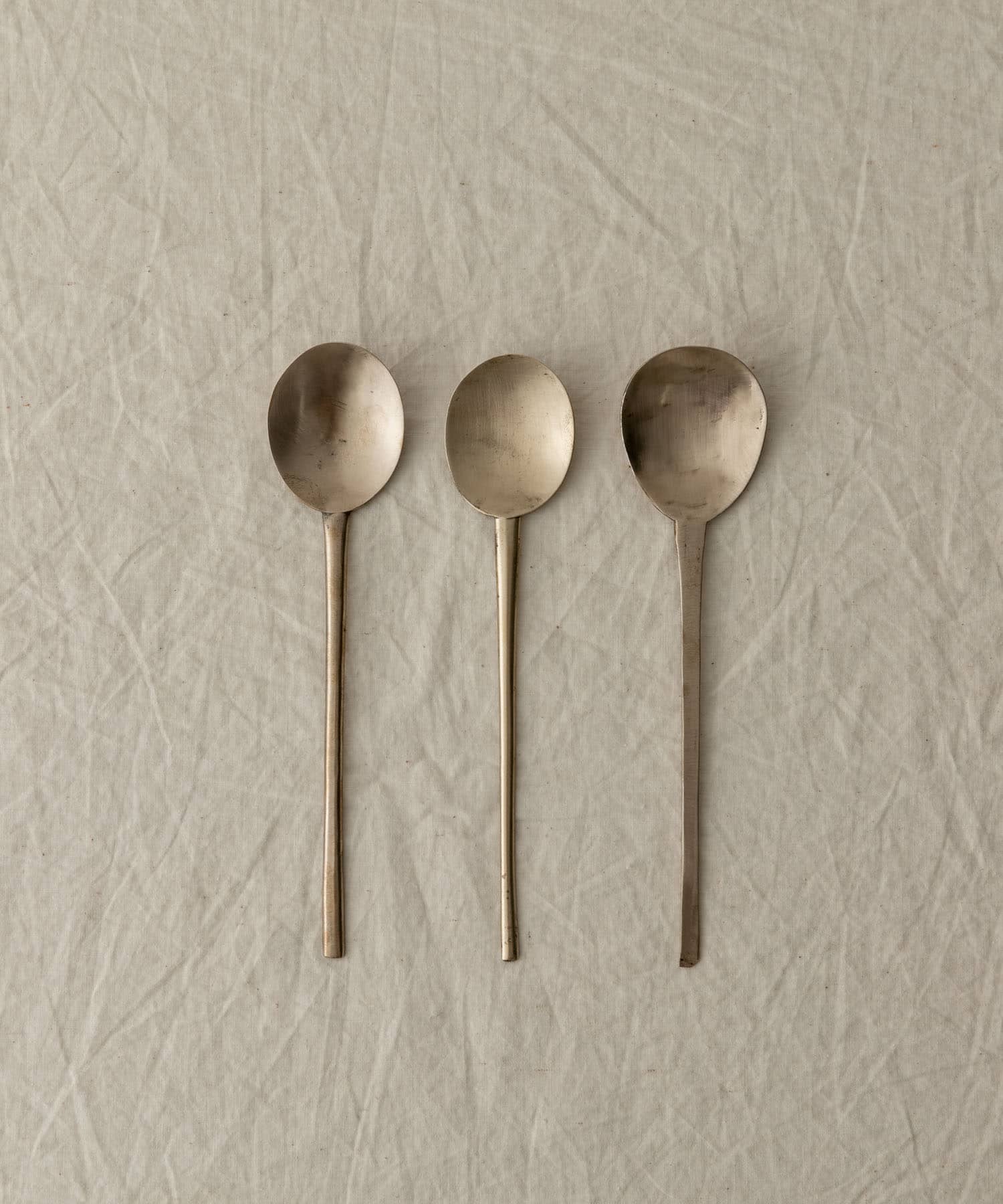 手作りのデッドストック品の為、全く同じ形のものはありません。1点物の醍醐味として