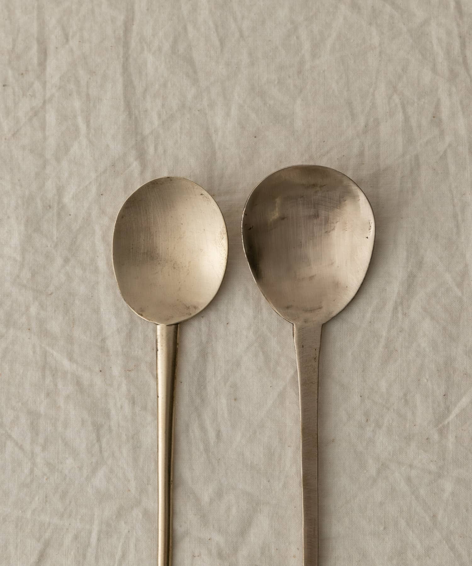 つぼの形もきれいな楕円ではなく、ハンドクラフト感が感じられる形。