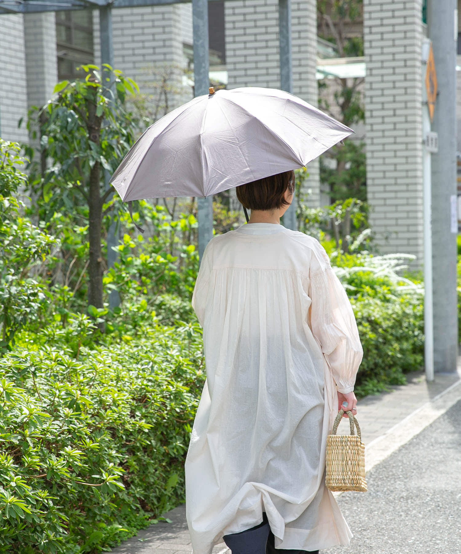 軽やかな春夏のお洋服とマッチする素材感の日傘です