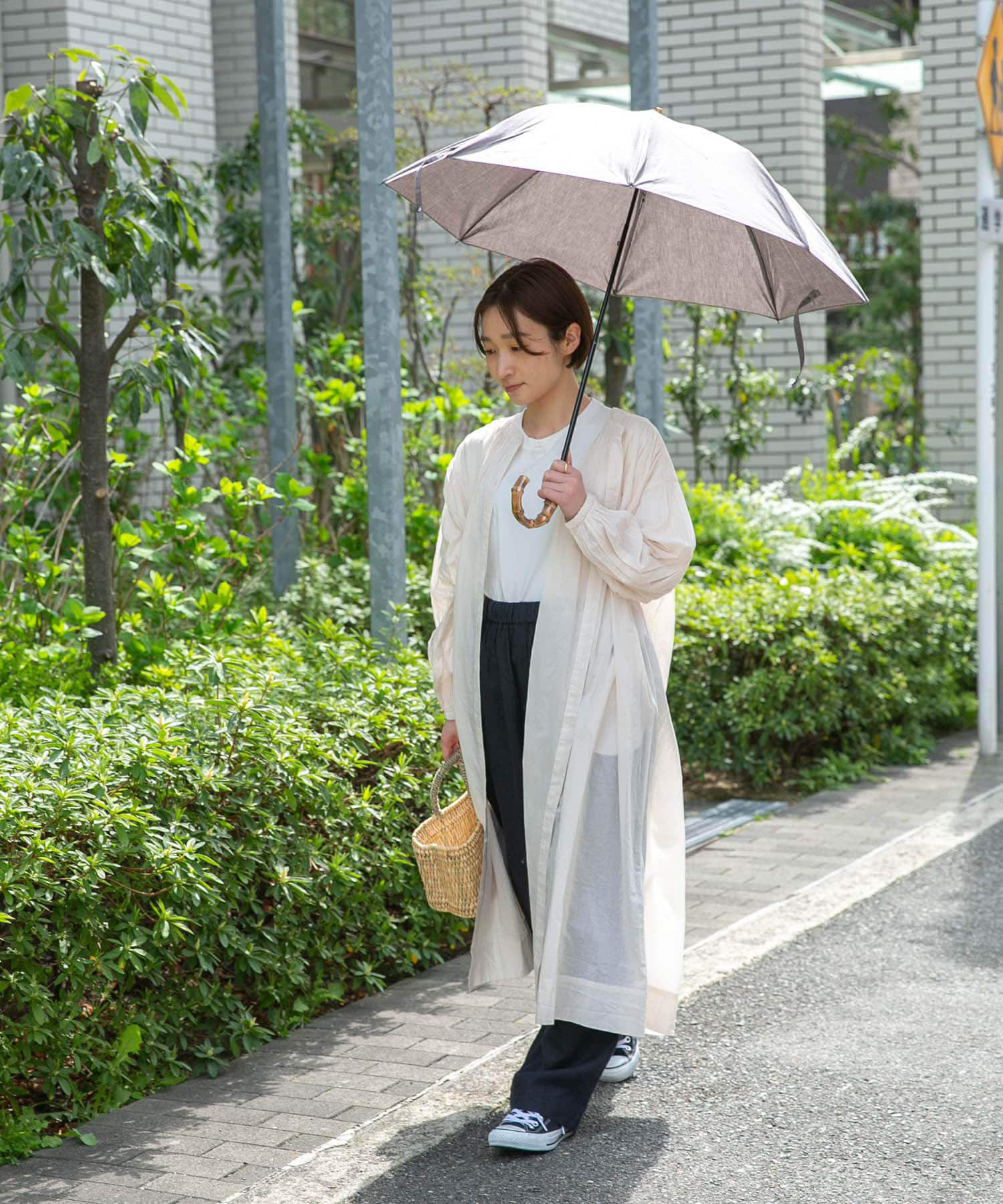 コットンのお洋服とかごバッグを合わせて、ナチュラルなお出かけコーデに