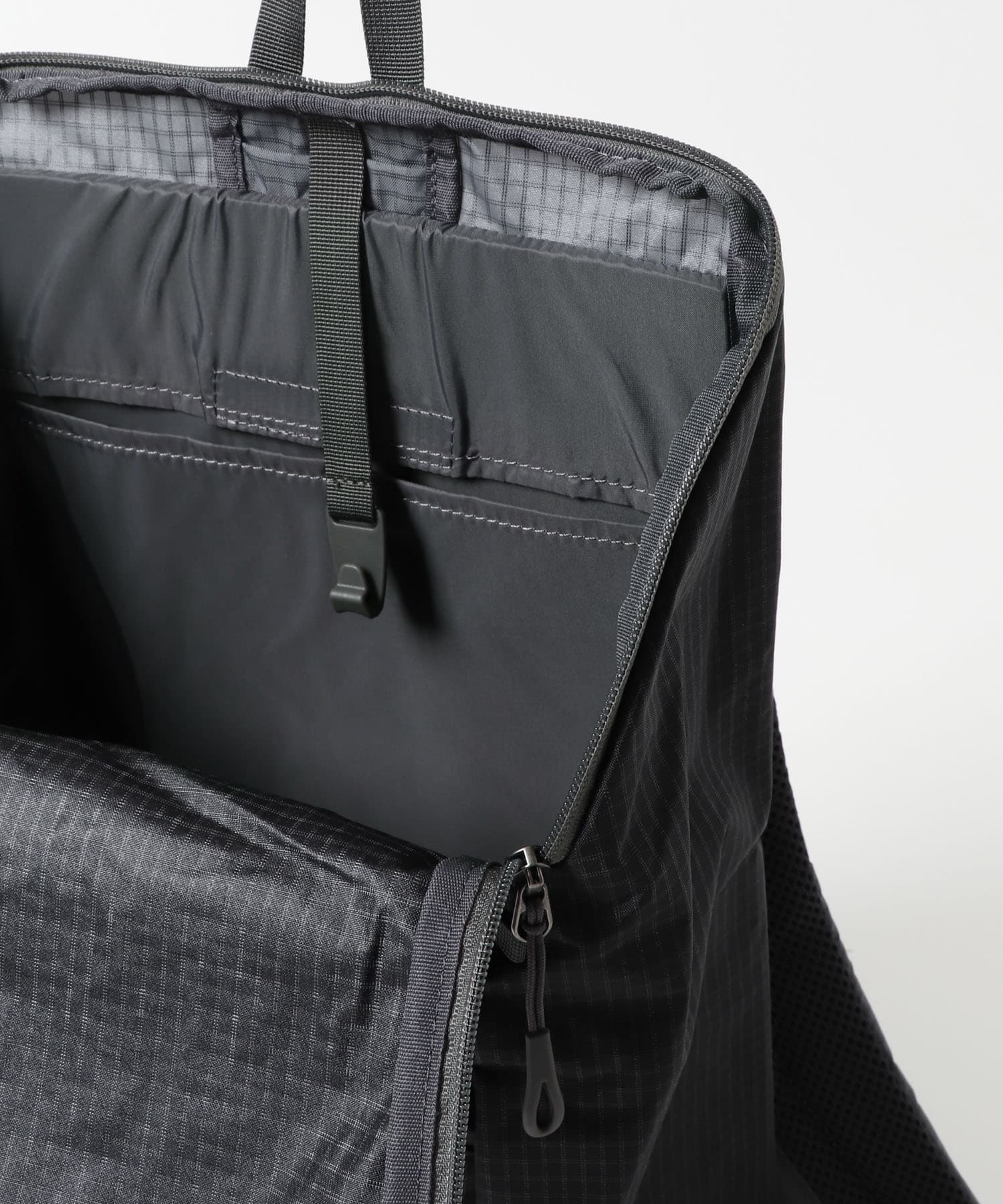 GOLITE　ION 18L PACK BLACK OUT one
