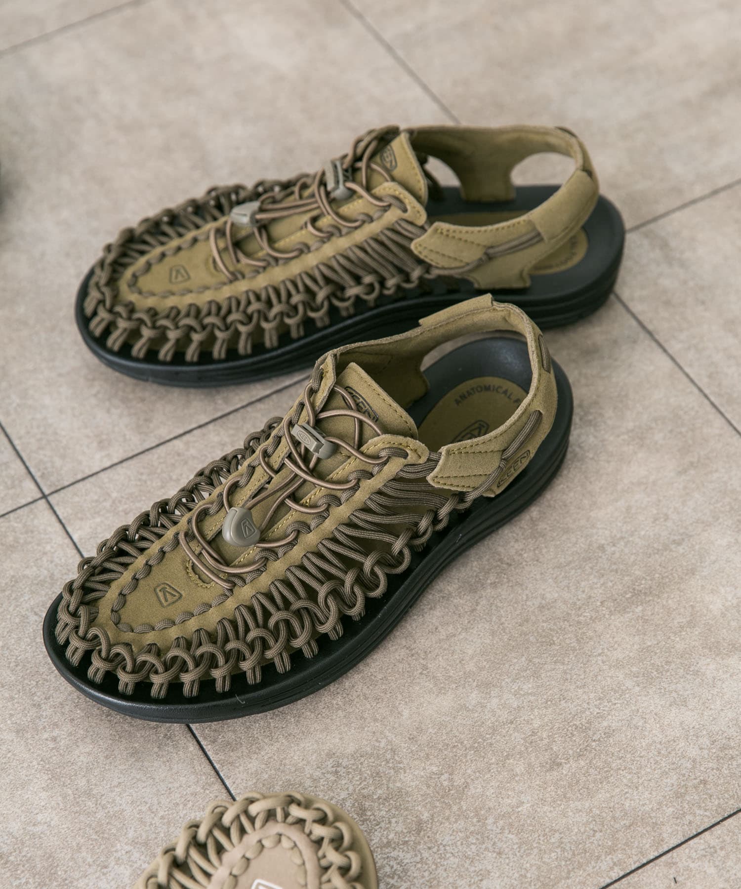 KEEN　UNEEK Dark Olive 8