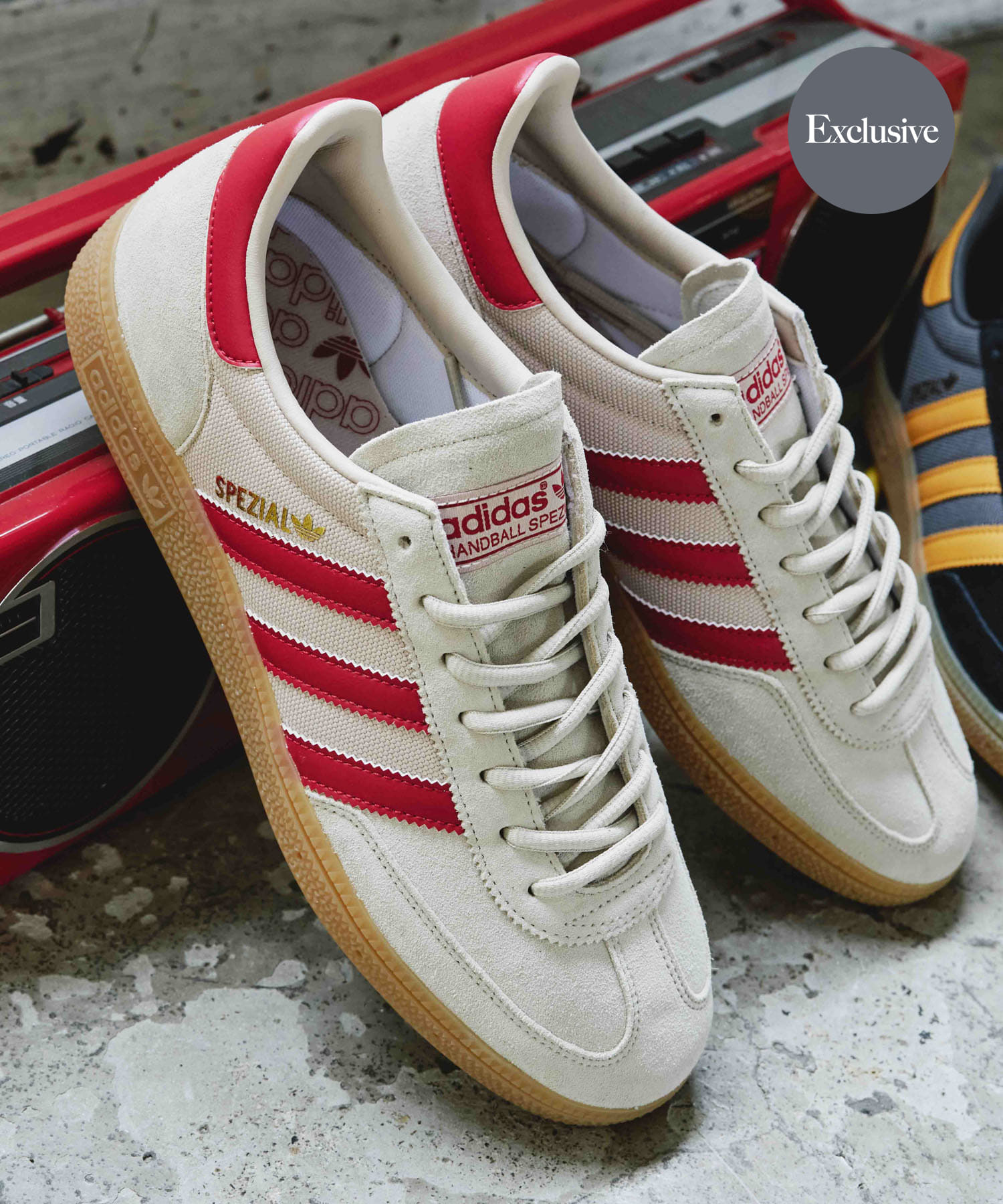 『一部WEB限定カラー』adidas　Exclusive HANDBALLSPEZIAL ホワイト/レッド 26