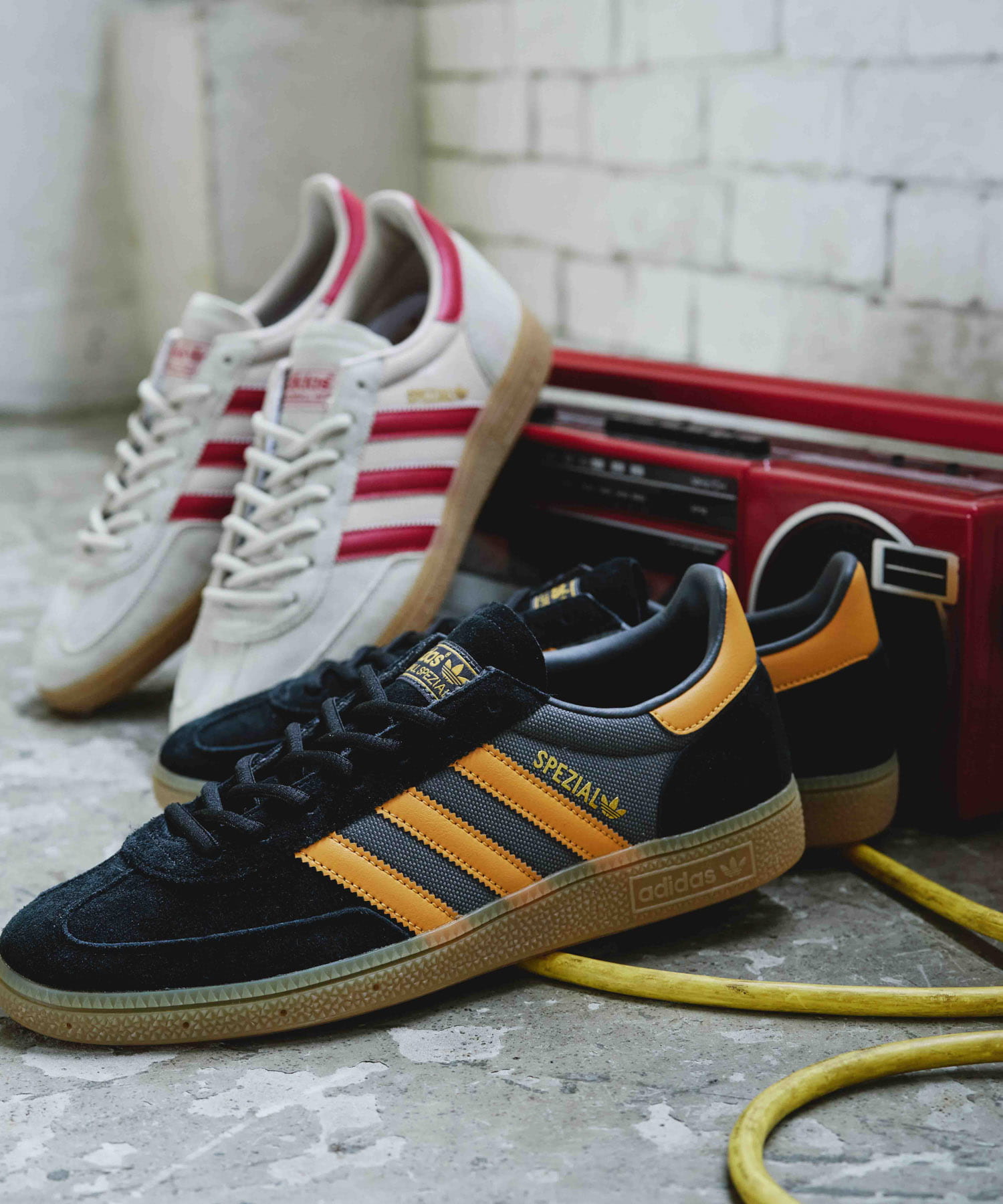 『一部WEB限定カラー』adidas　Exclusive HANDBALLSPEZIAL ホワイト/レッド 26