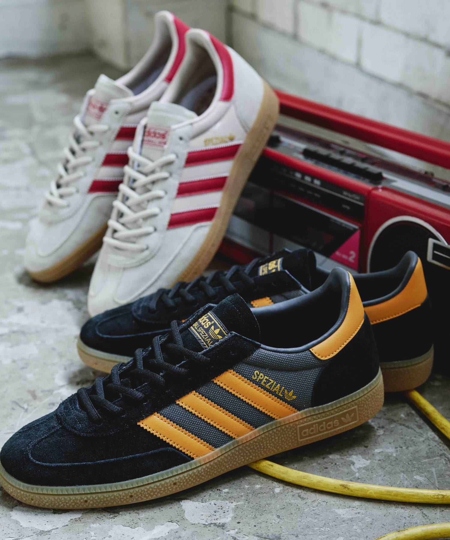 『一部WEB限定カラー』adidas　Exclusive HANDBALLSPEZIAL ホワイト/レッド 26
