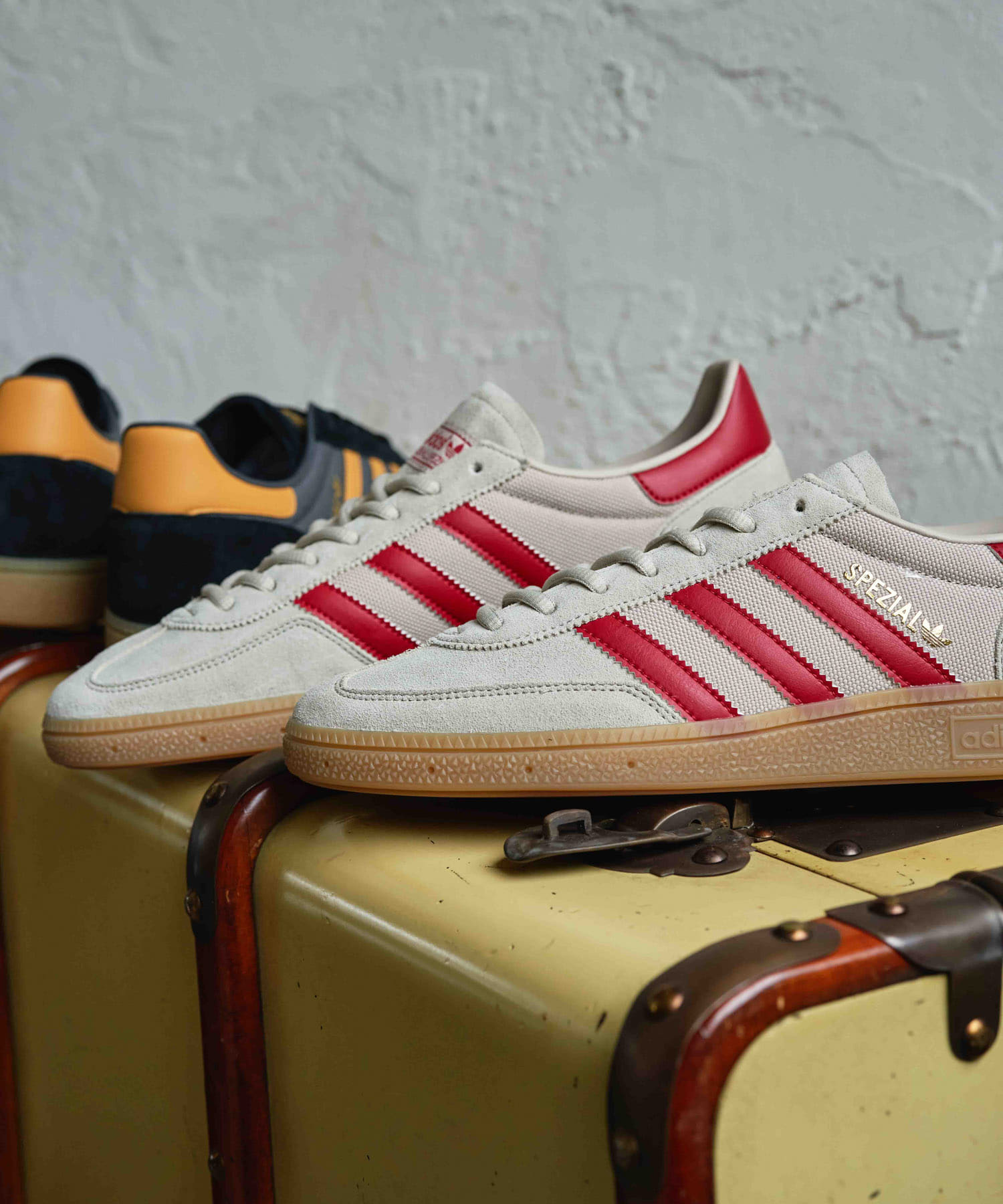 『一部WEB限定カラー』adidas　Exclusive HANDBALLSPEZIAL ホワイト/レッド 26