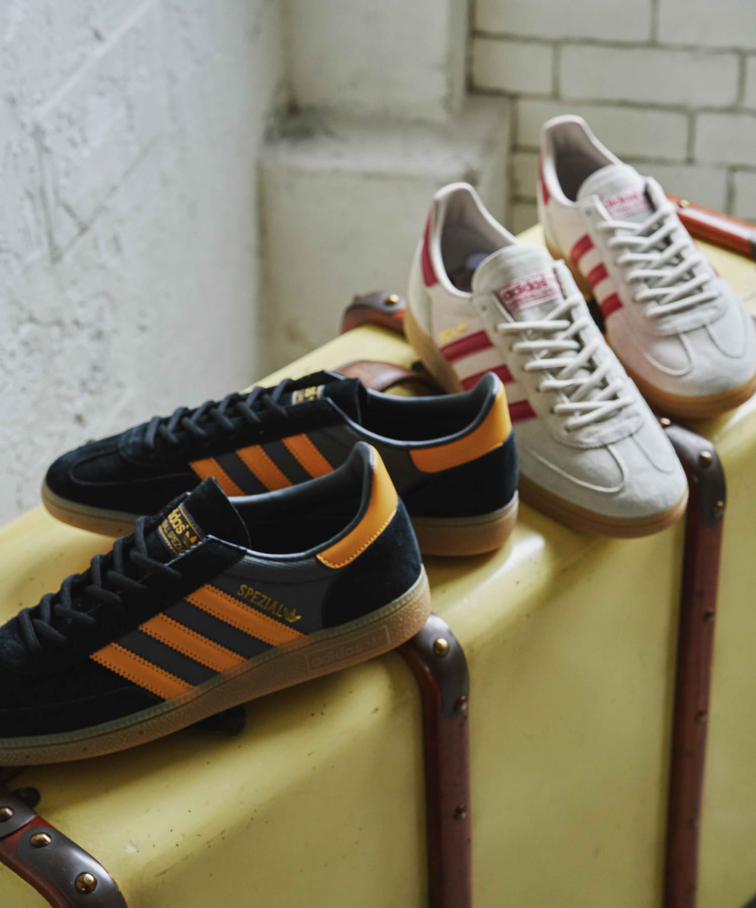 『一部WEB限定カラー』adidas　Exclusive HANDBALLSPEZIAL ホワイト/レッド 26