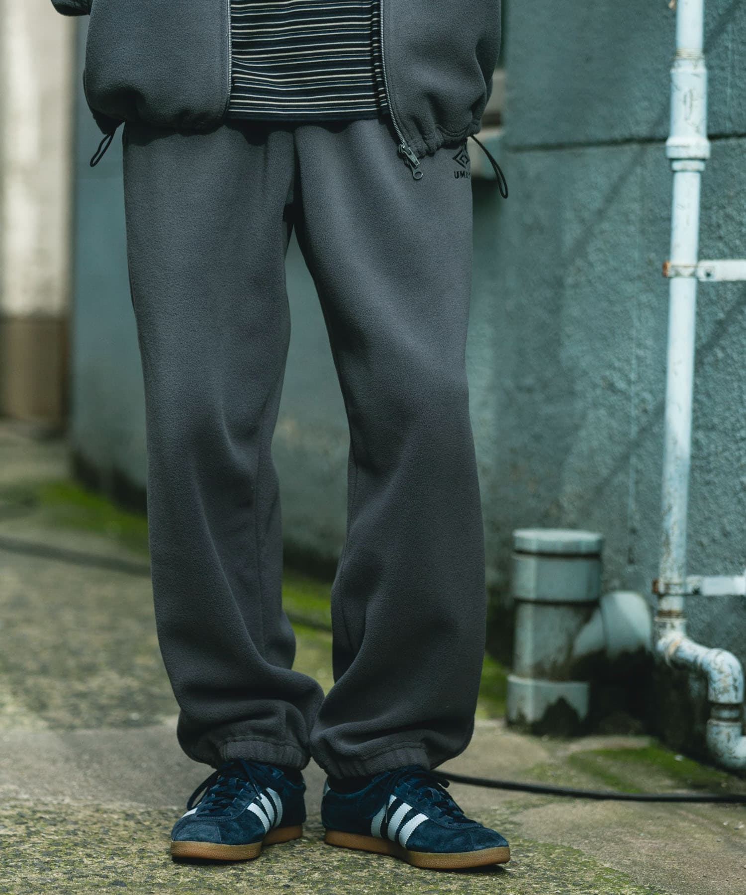 別注』UMBRO×DOORS FLEECE PANTS(M CHARCOAL): ボトム｜URBAN RESEARCH