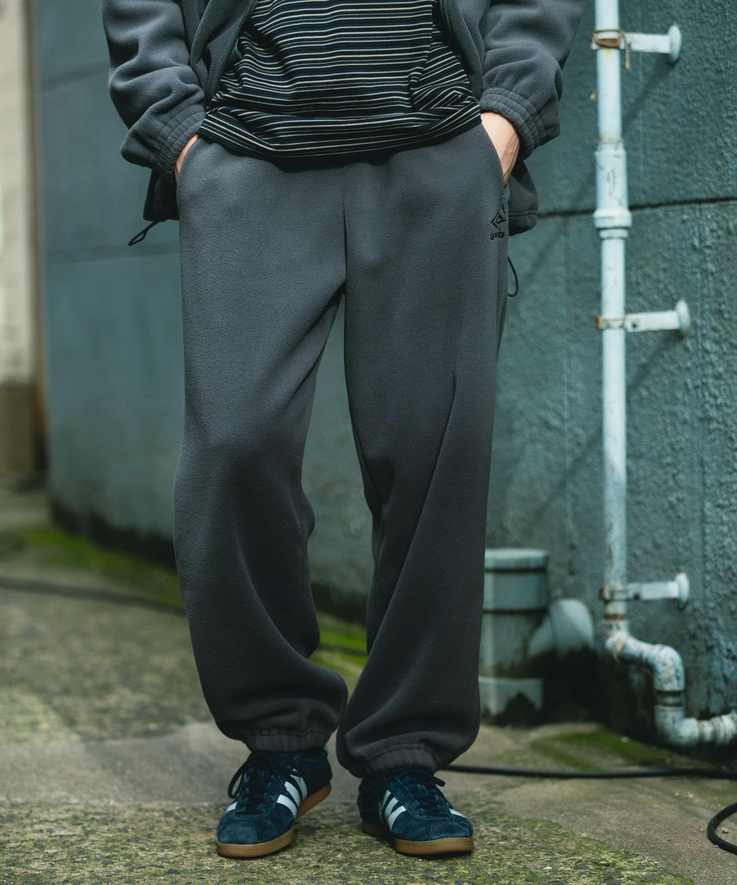 別注』UMBRO×DOORS FLEECE PANTS(M CHARCOAL): ボトム｜URBAN RESEARCH