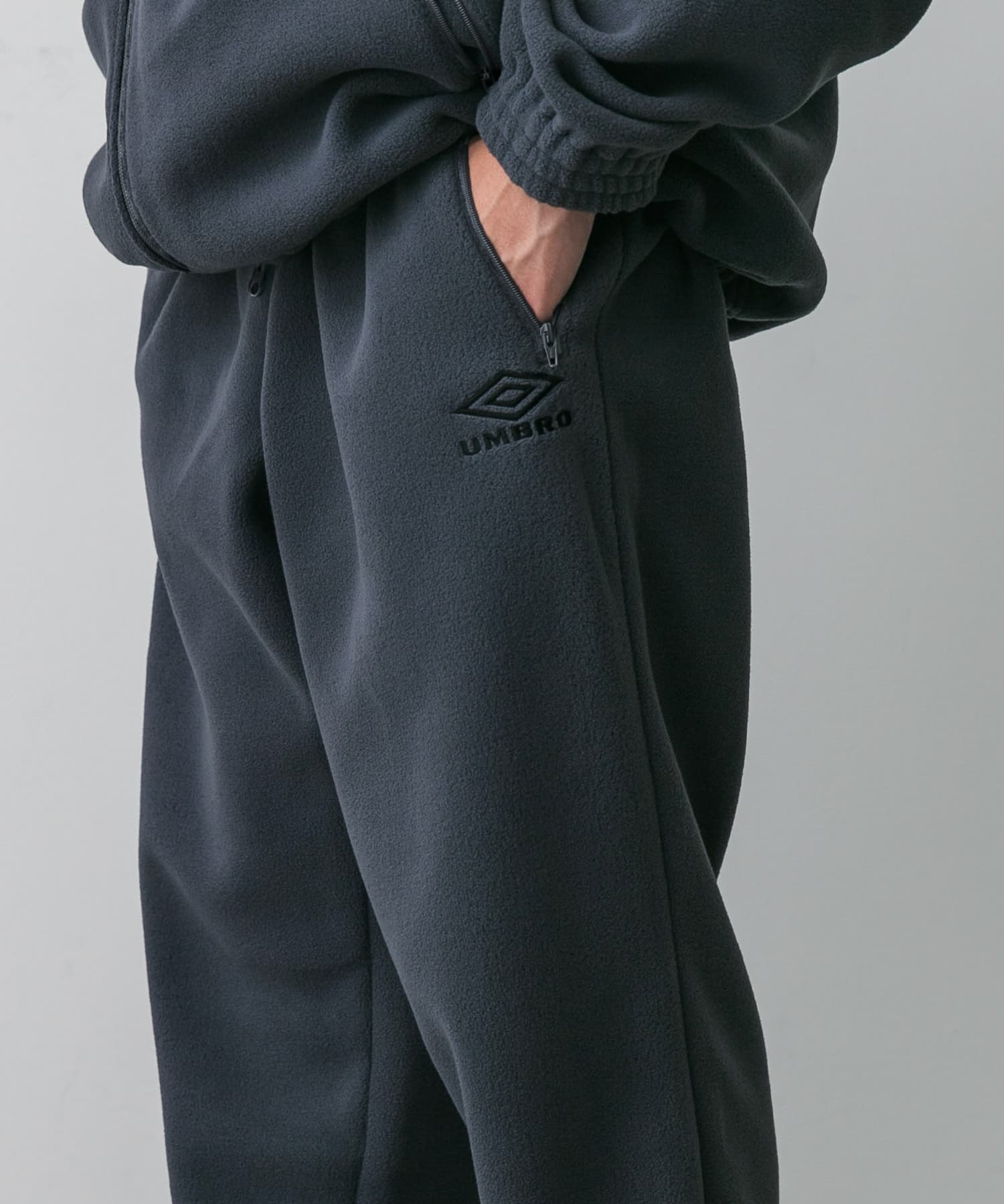 別注』UMBRO×DOORS FLEECE PANTS(M CHARCOAL): ボトム｜URBAN RESEARCH
