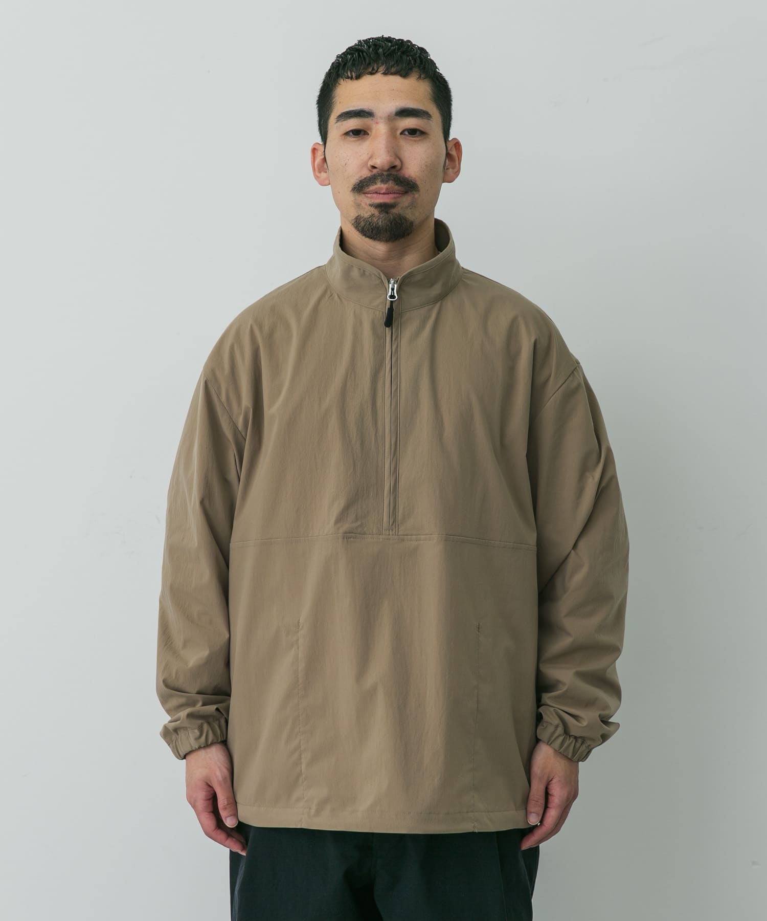 STILL BY HAND ハーフジップハイネックアノラック(48 BEIGE): トップス