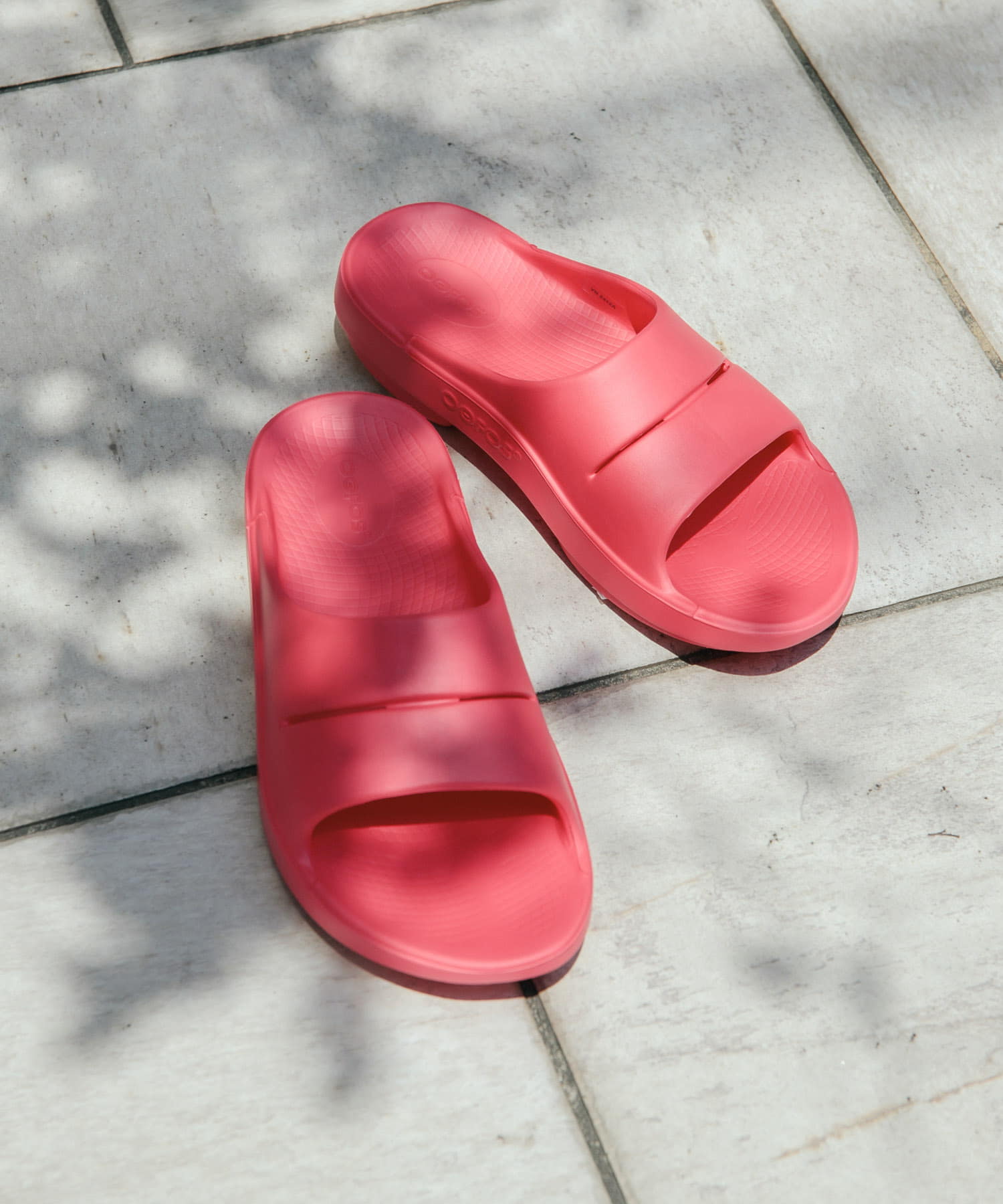 OOFOS　OOahh NeonBerry 26