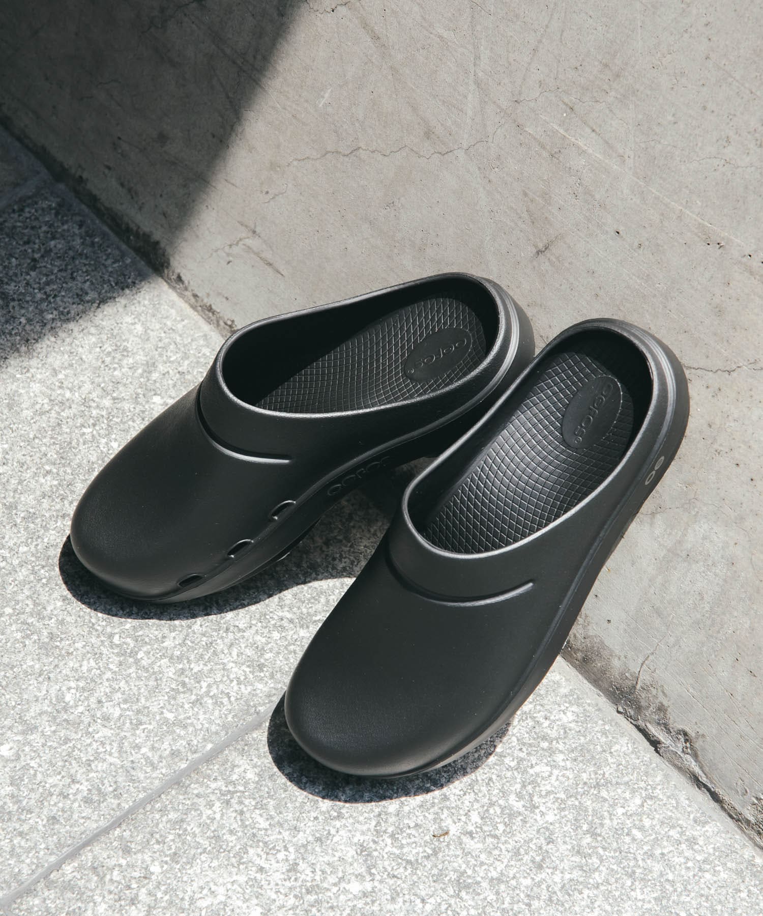 OOFOS　OOcloog Black 26