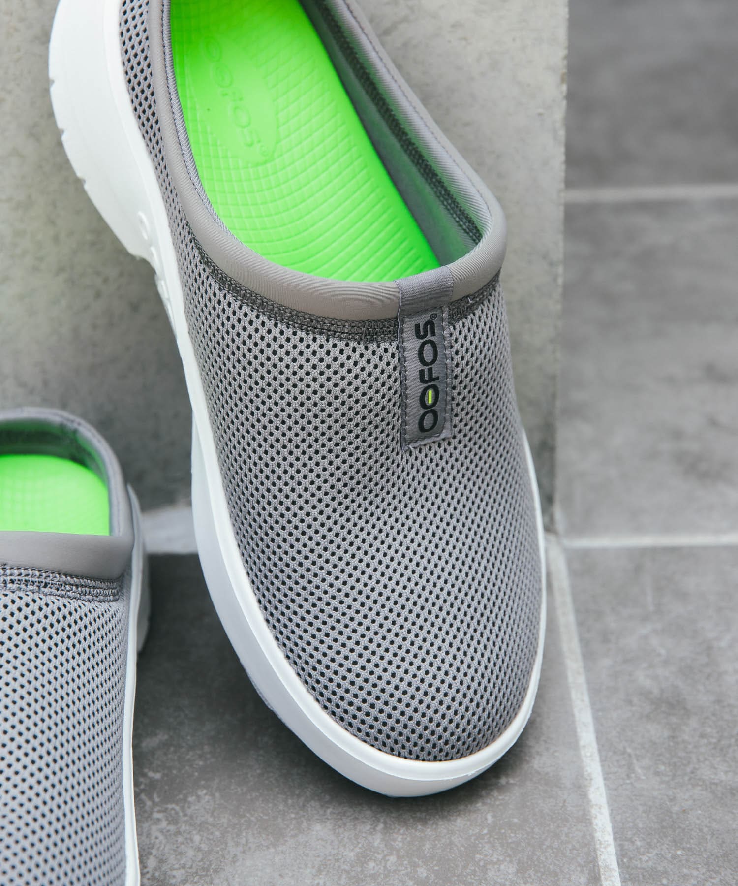 OOFOS　OOcOOzie Sport Mule WHT/SLT 27