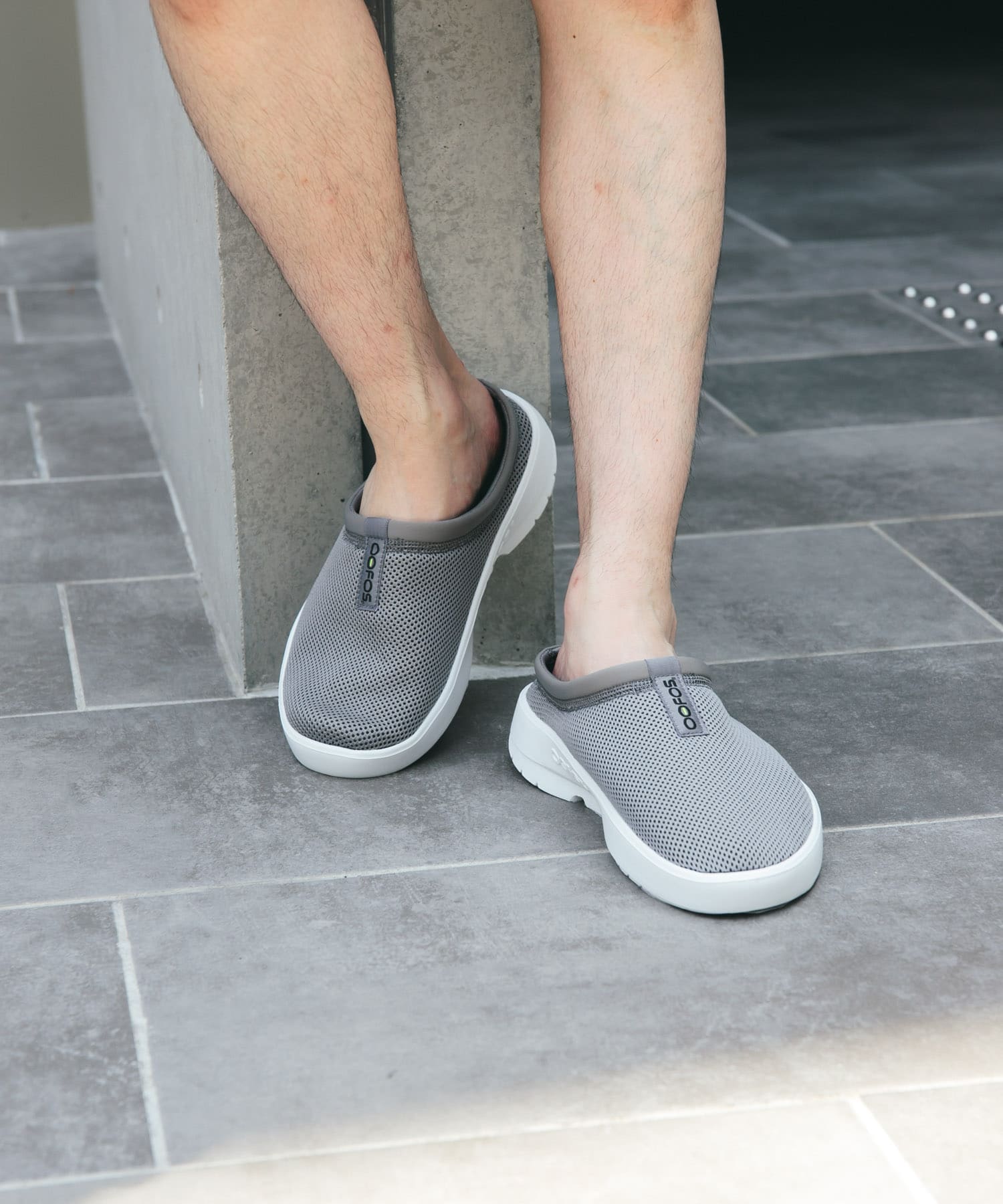 OOFOS　OOcOOzie Sport Mule WHT/SLT 27