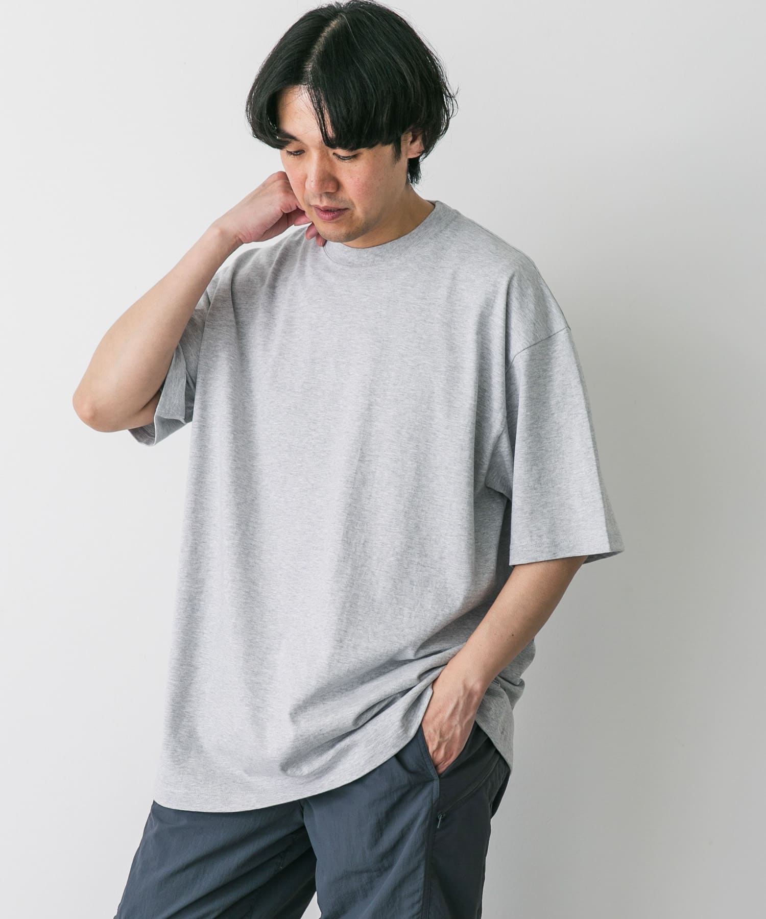 グレー