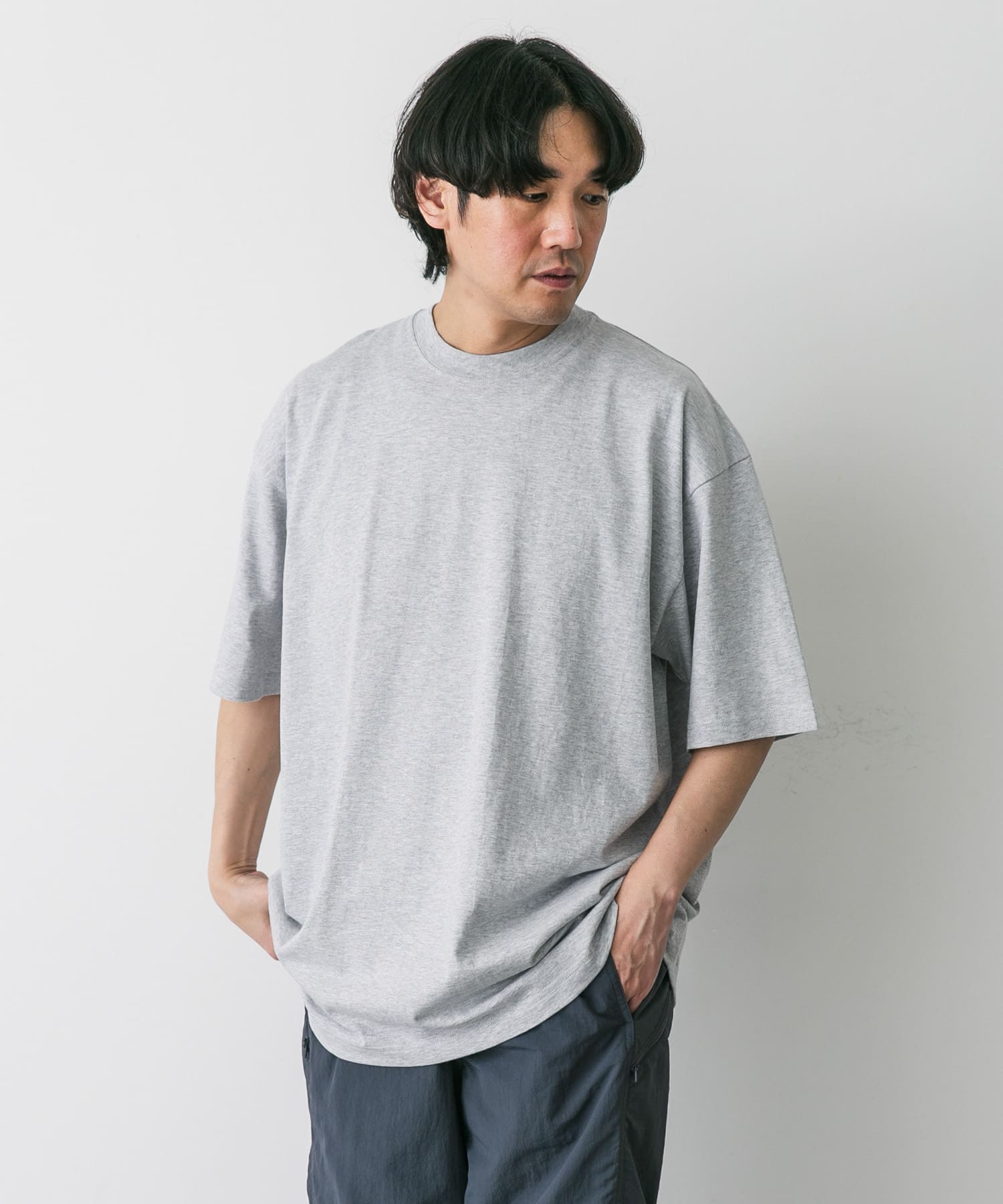グレー