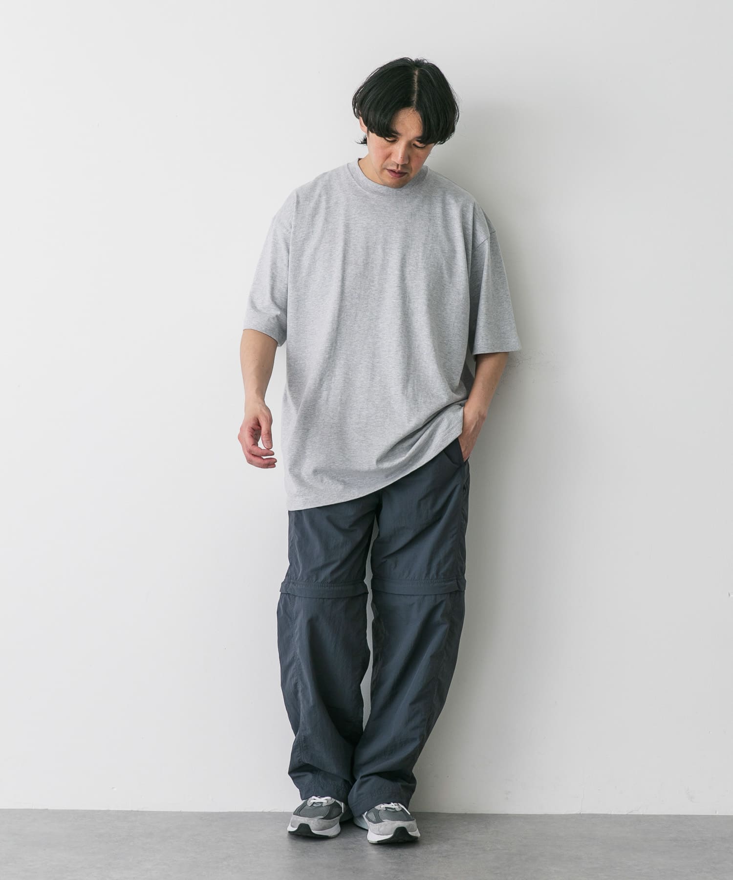 グレー