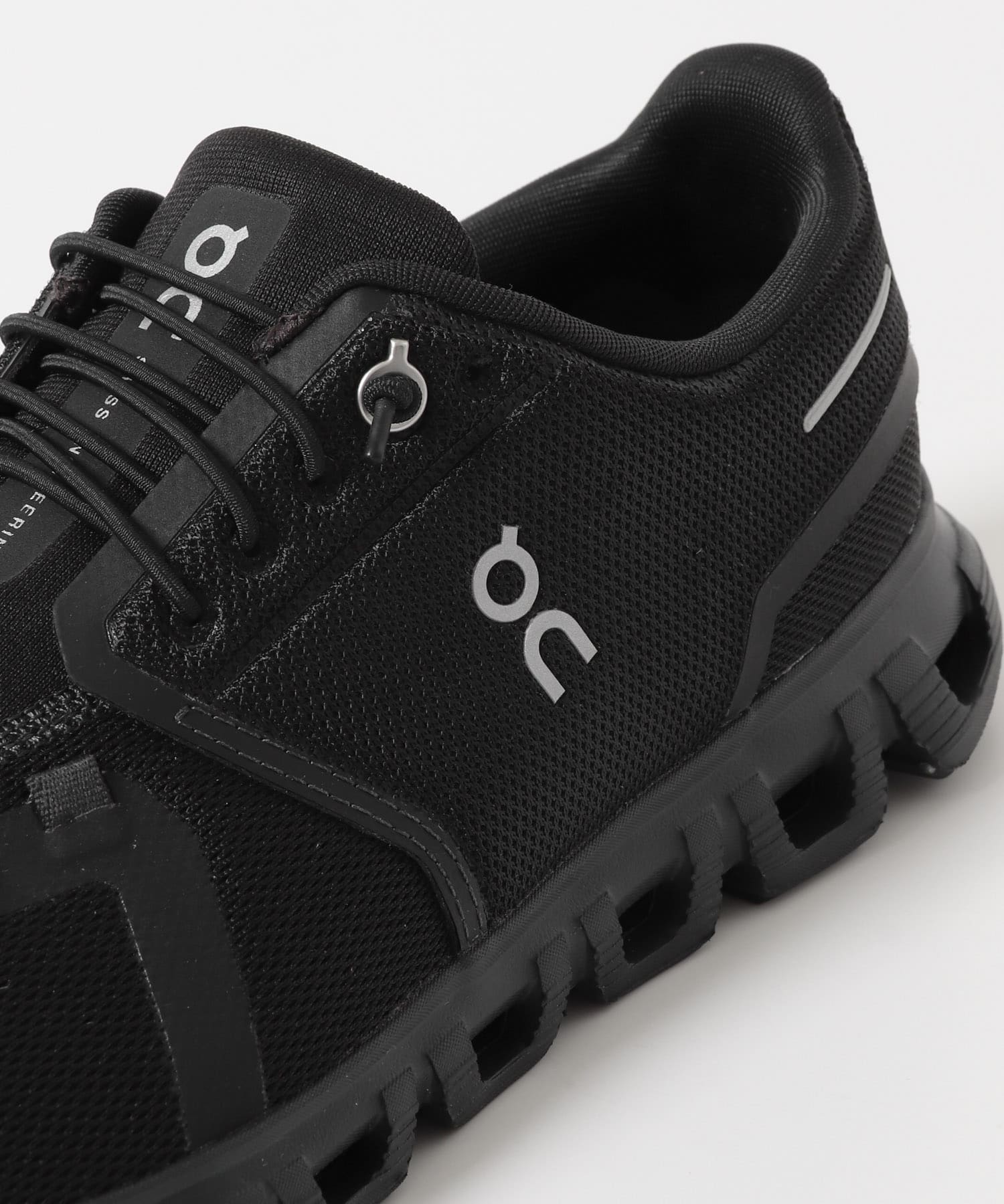 On　Cloud 6 Black 26