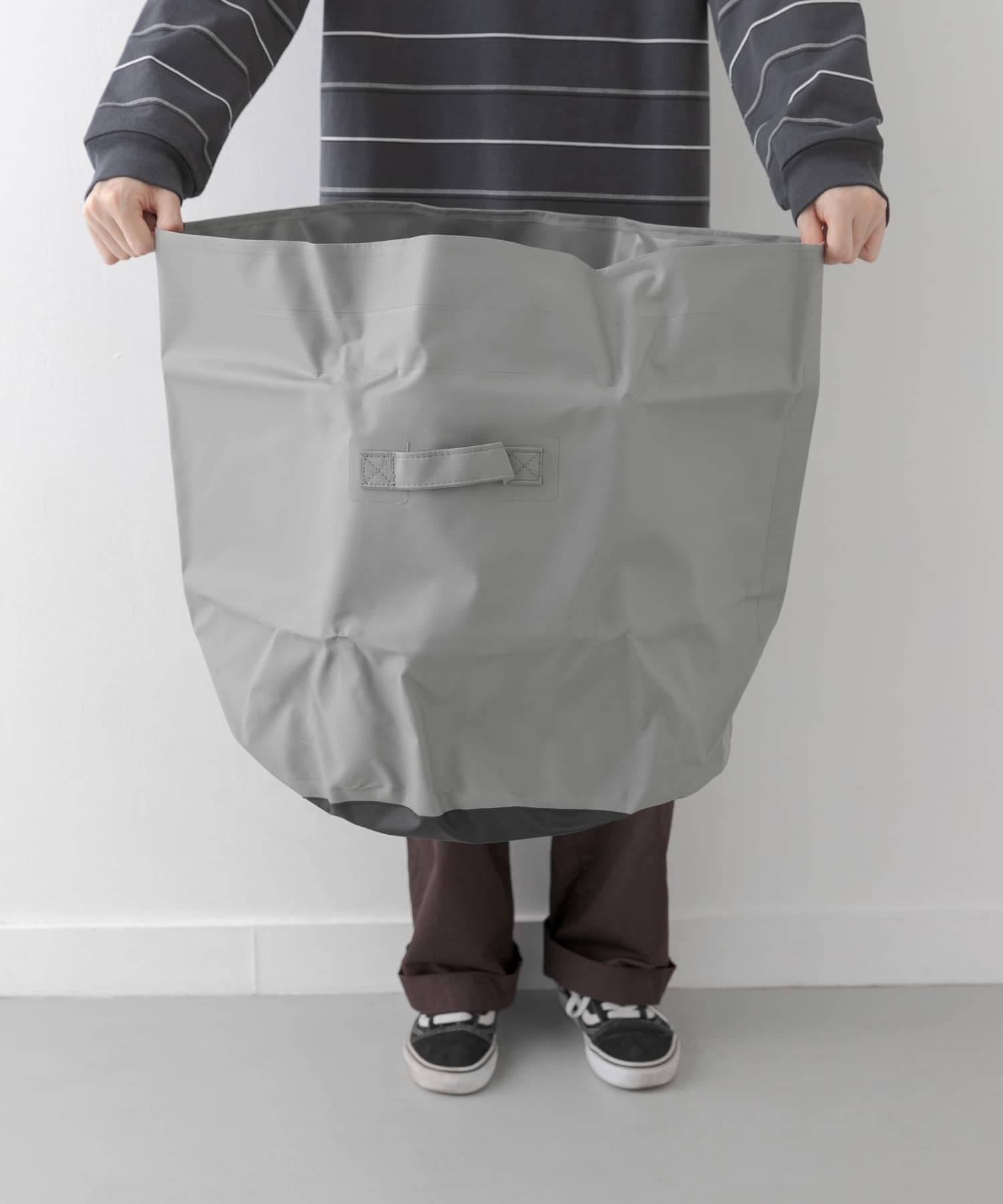 グレー