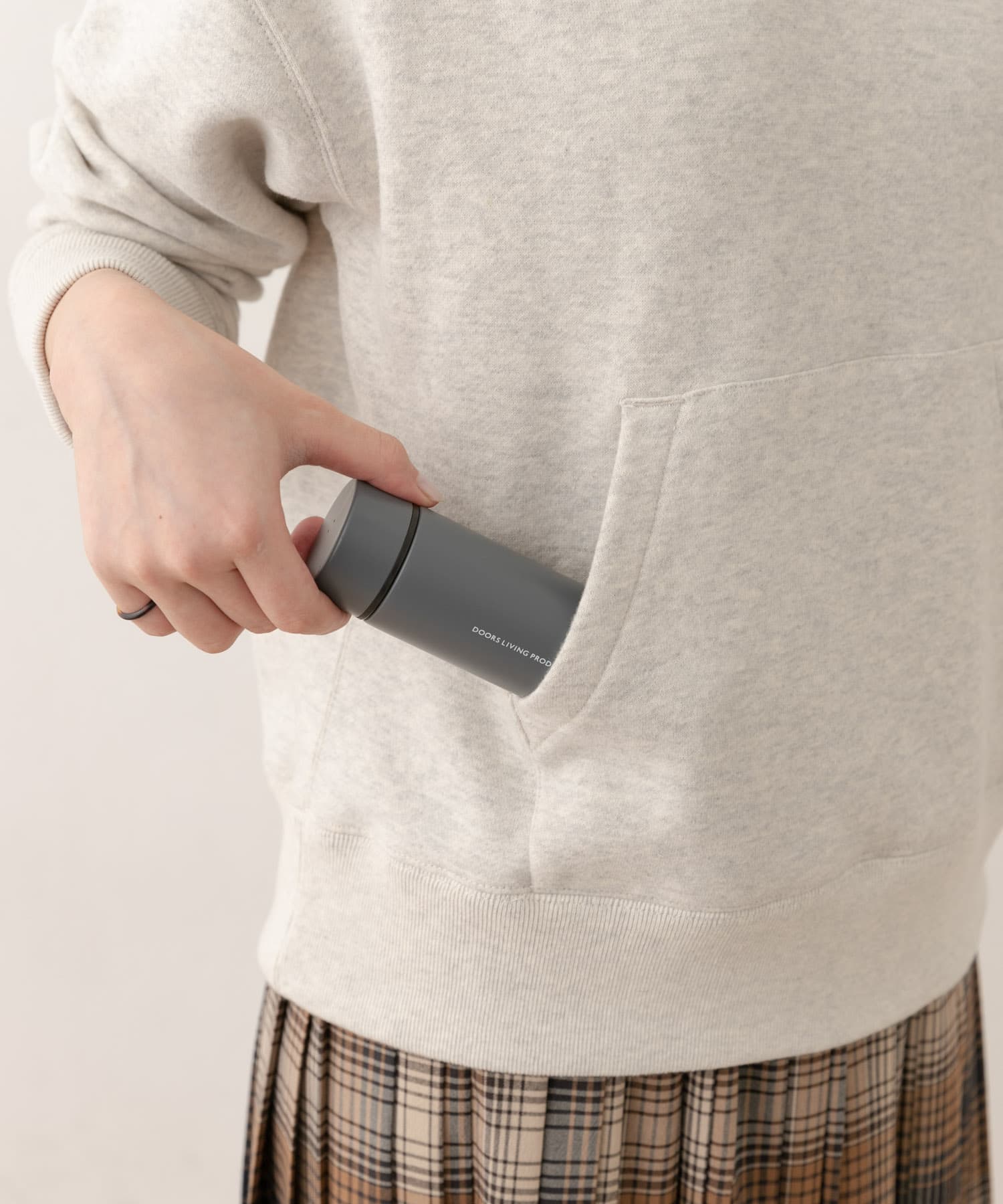 スモークグレー