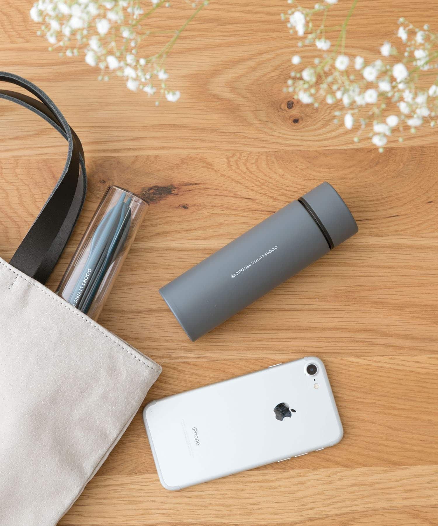 スモークグレー