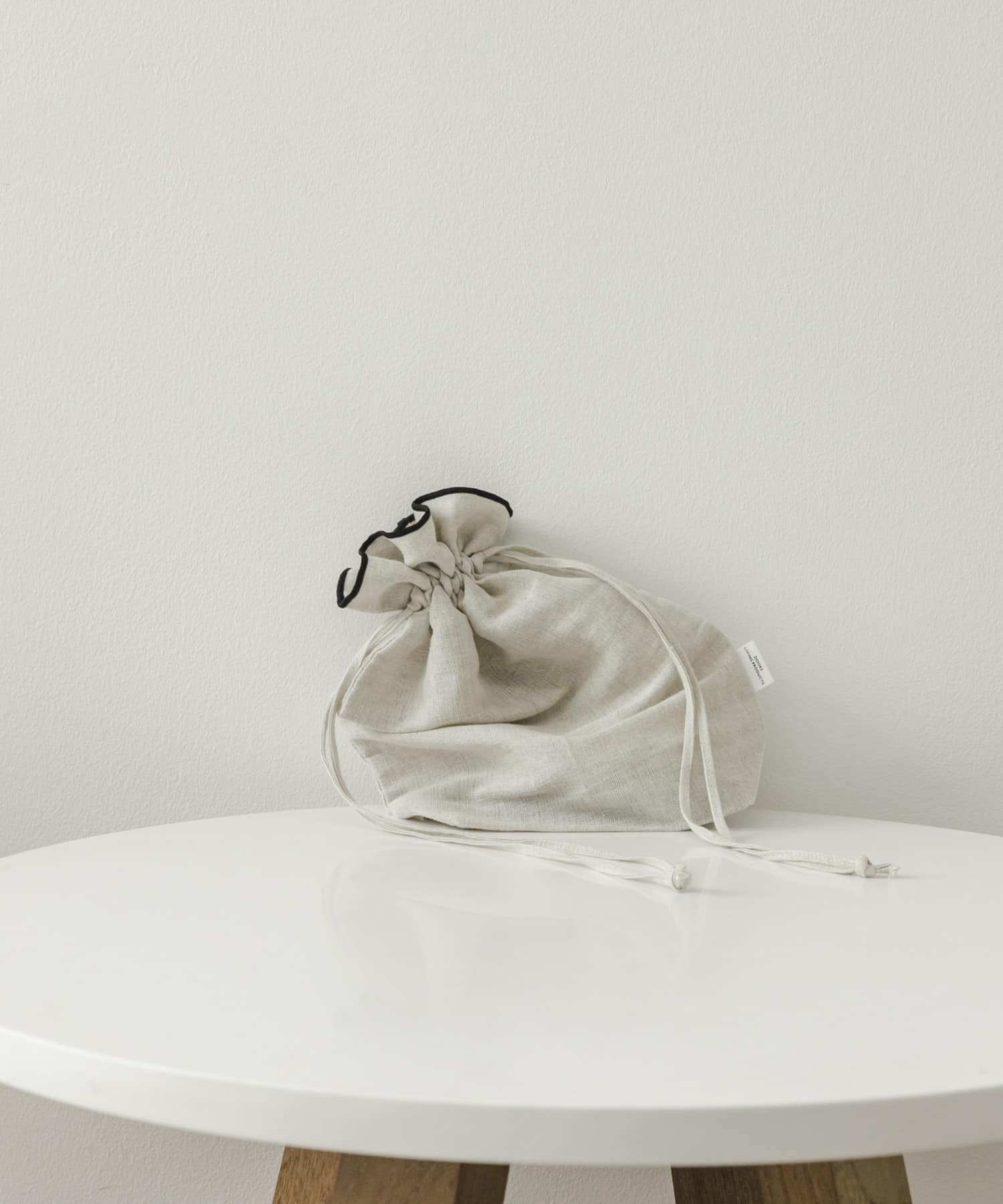 DOORS LIVING PRODUCTS コットンリネンライン巾着M(M ブラック): 雑貨