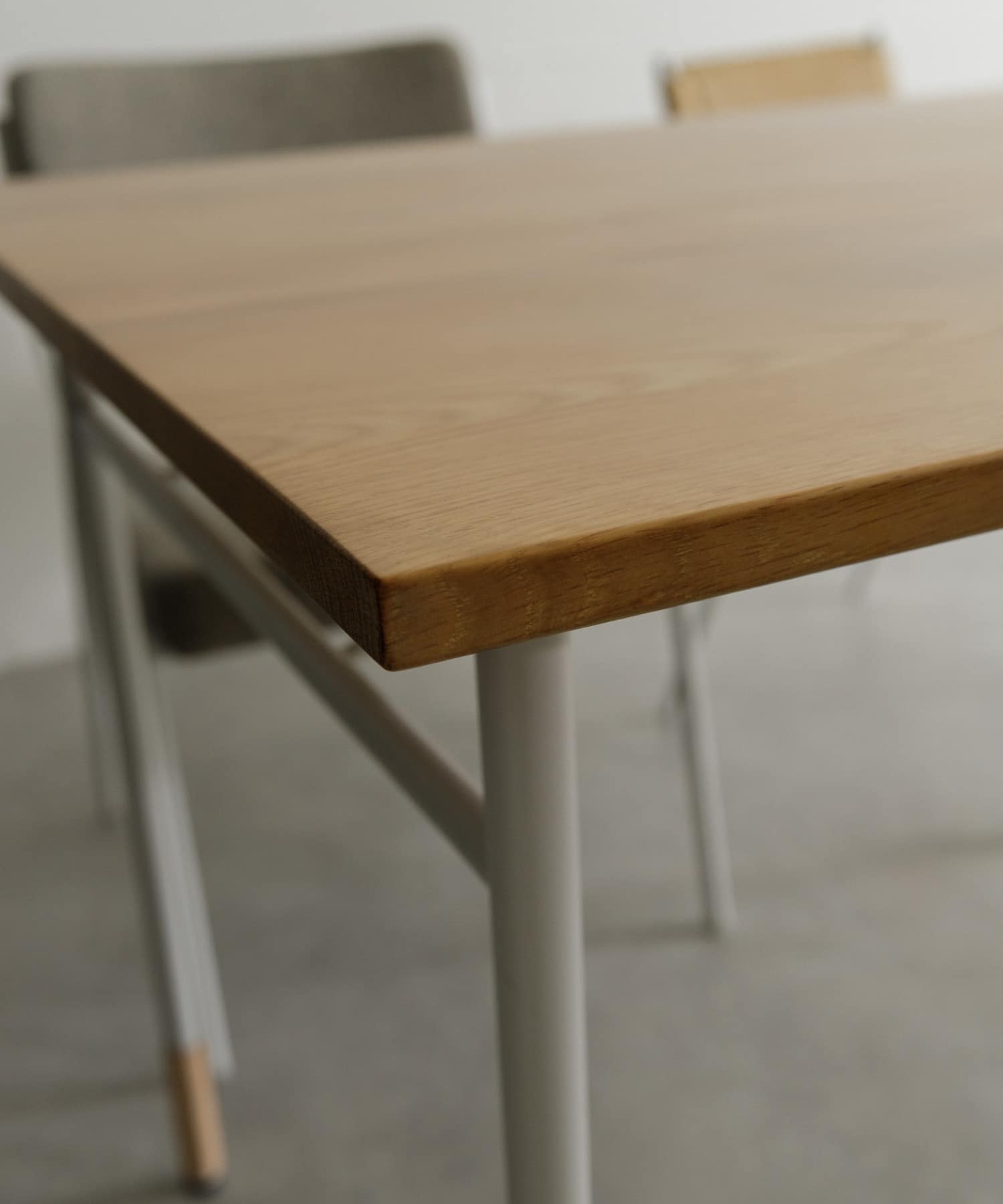 天板にはオーク材を使用。