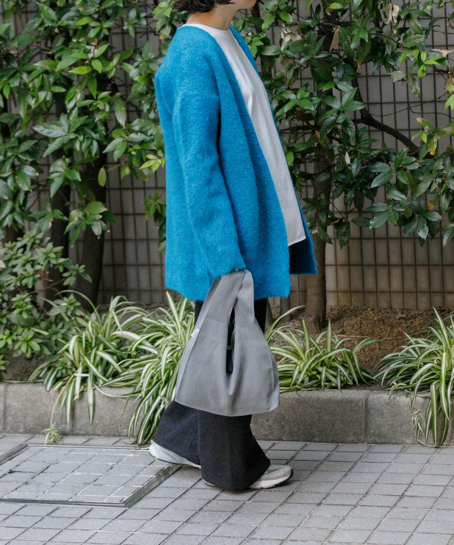 チャコールグレー