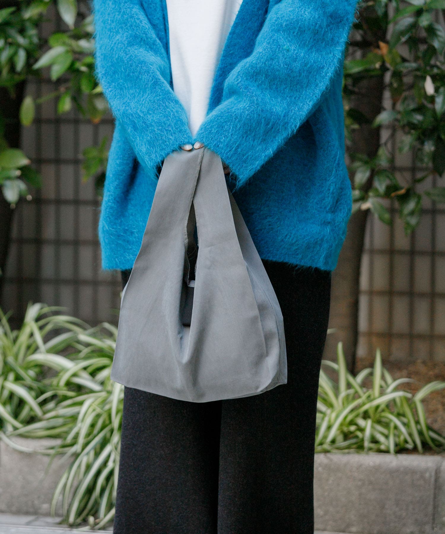 チャコールグレー