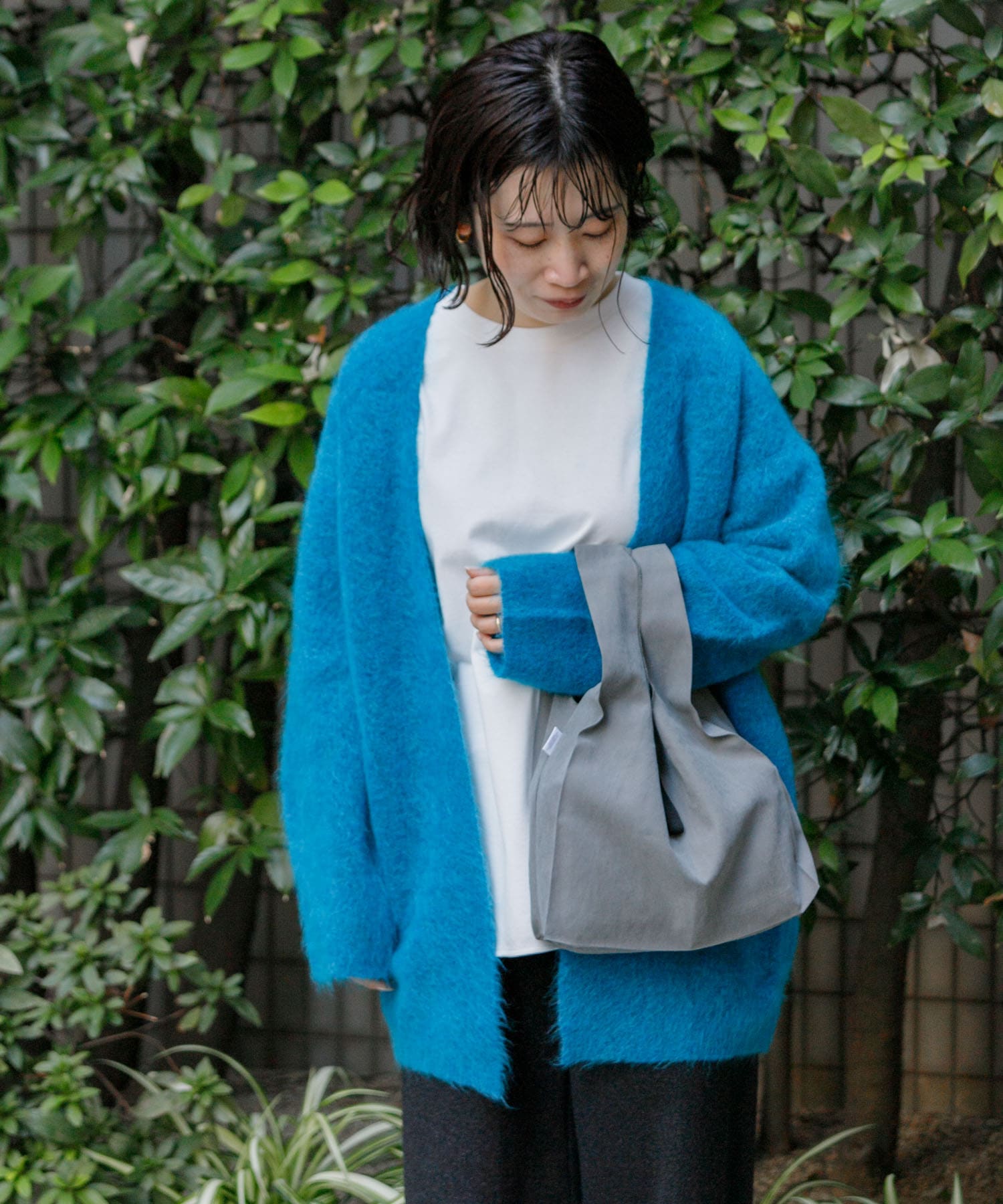 チャコールグレー