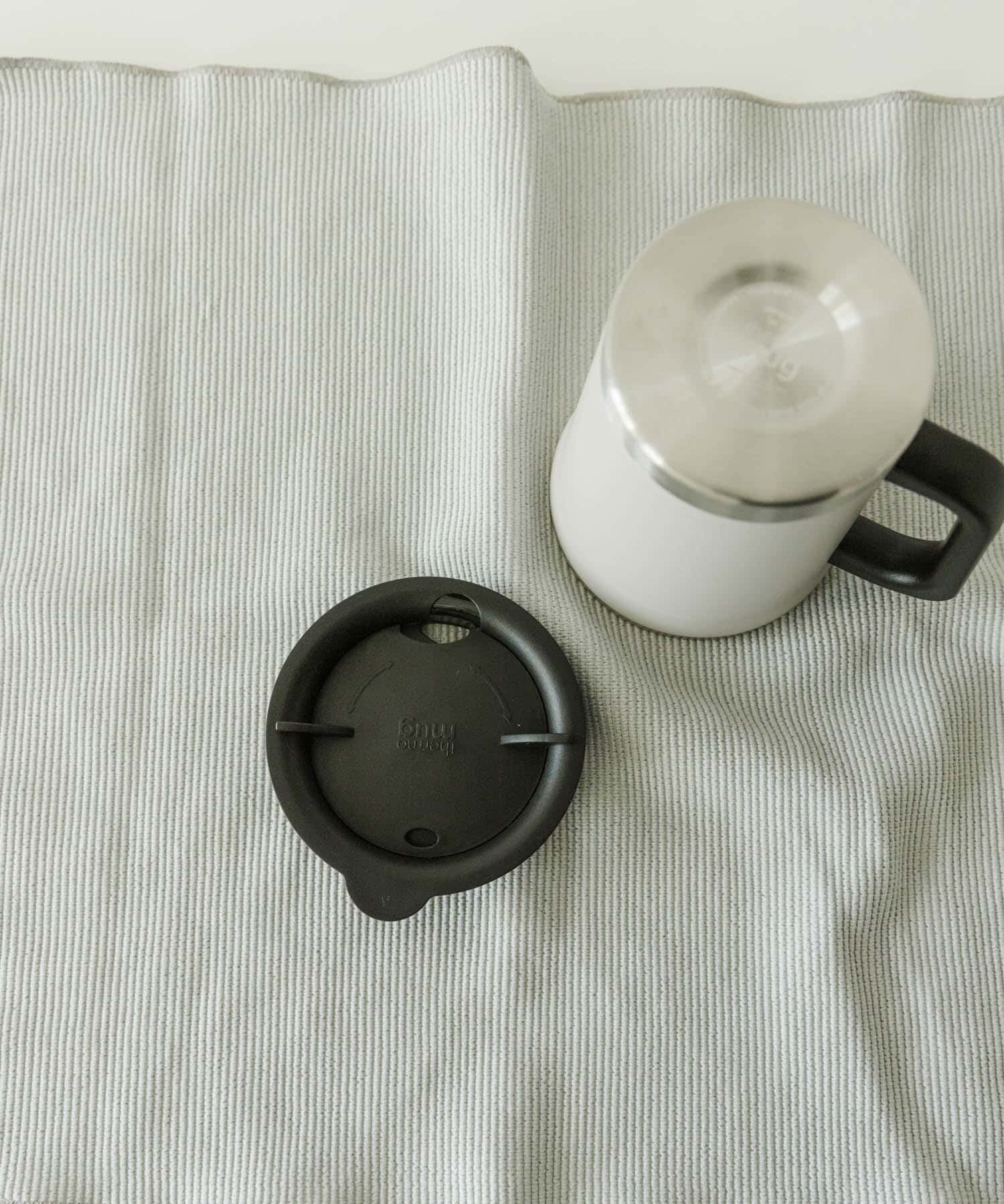 グレー