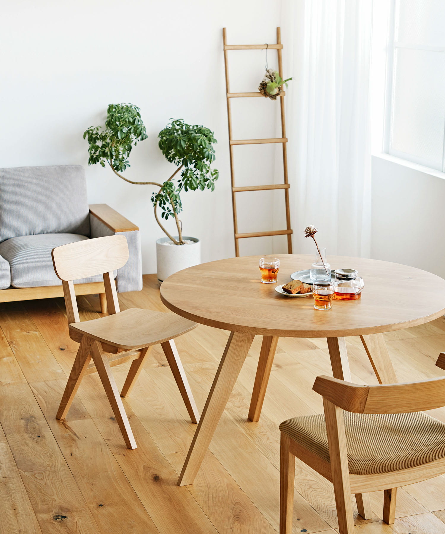 BOTHY 1100(DINING ROUND TABLE)(110 オーク無垢材): 家具｜URBAN