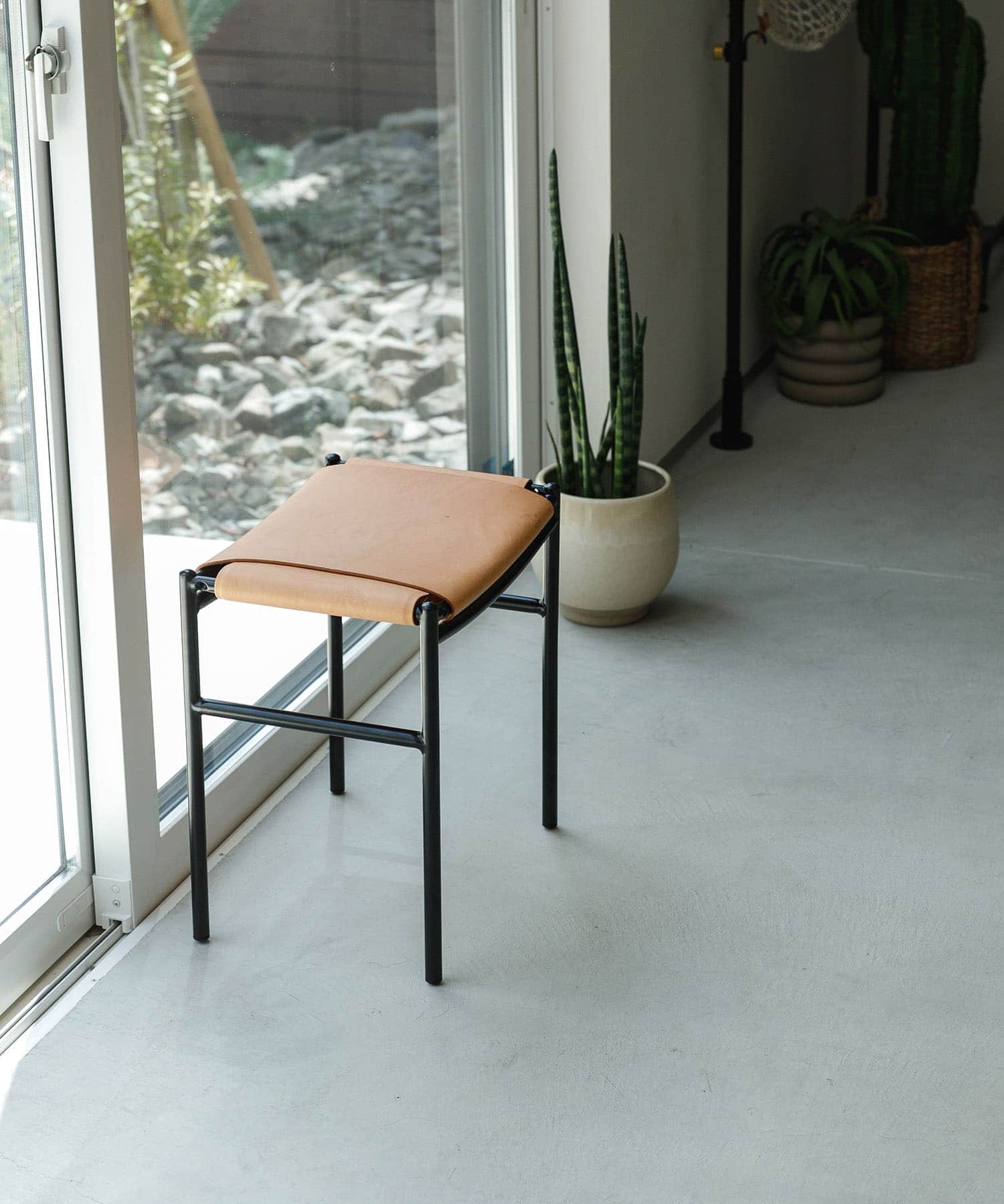 椅子 LUONKA leather stool Luonka DOORS×SYOTYL LEATHER STOOL(one ブラック): インテリア｜URBAN